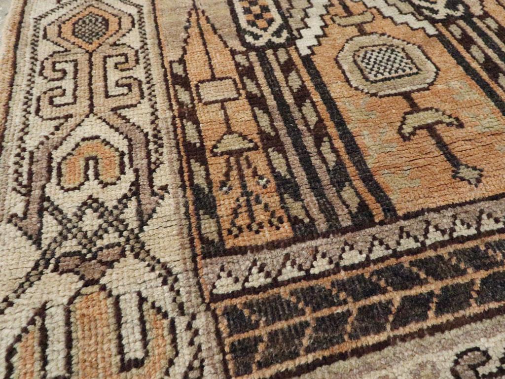 Noué à la main Début du 20e siècle, tapis Khotan du Turkestan oriental en vente