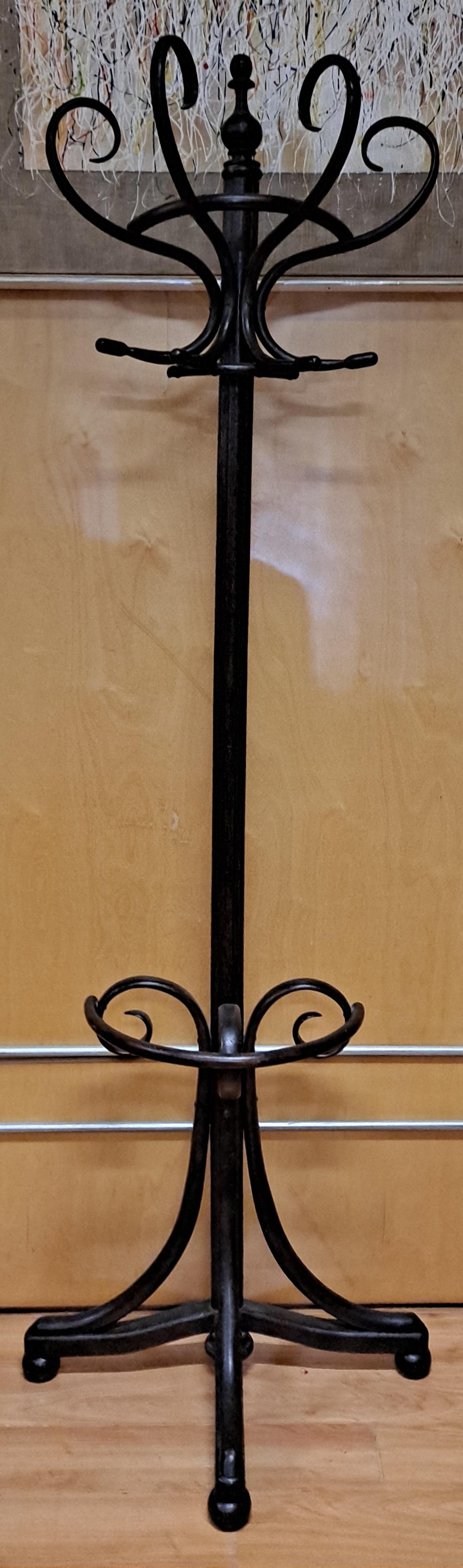 Early 20th Century Ebonised Bentwood Hallway Coat Stand

Designed as a half piece with flat back, scrolled hooks for hats and coats 

Stands on tripod splayed legs with original bun feet

82