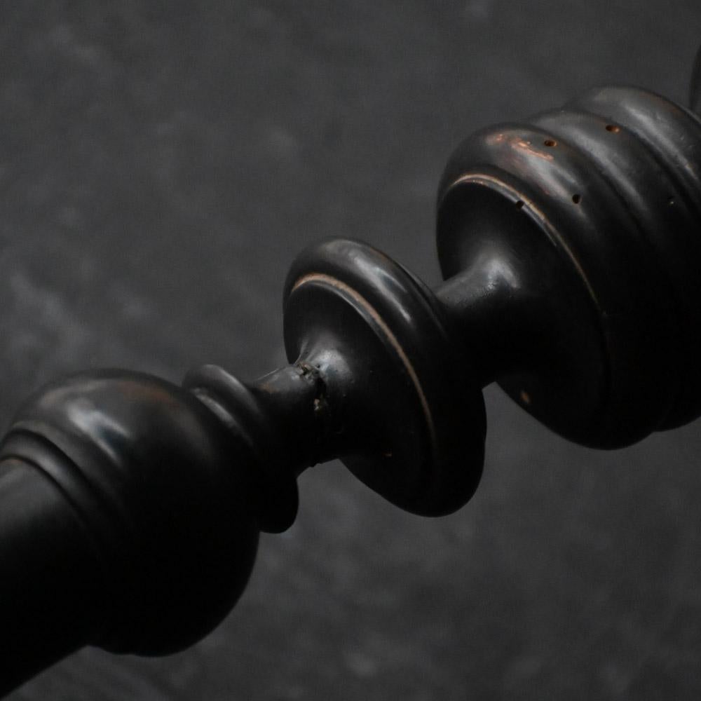 Socle en bois sculpté de forme inhabituelle, ébonisé, du début du 20e siècle en vente 2