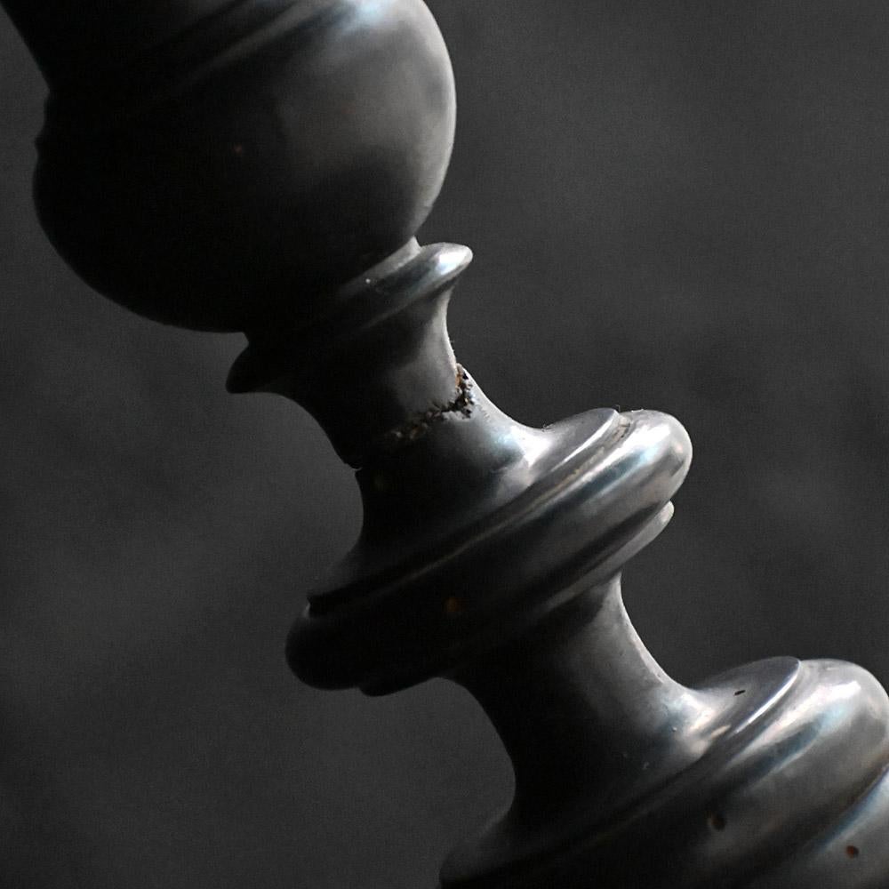 Début du 20ème siècle Socle en bois sculpté de forme inhabituelle, ébonisé, du début du 20e siècle en vente
