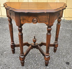 Mesa consola eduardiana de nogal tallado de principios del siglo XX, circa años 20