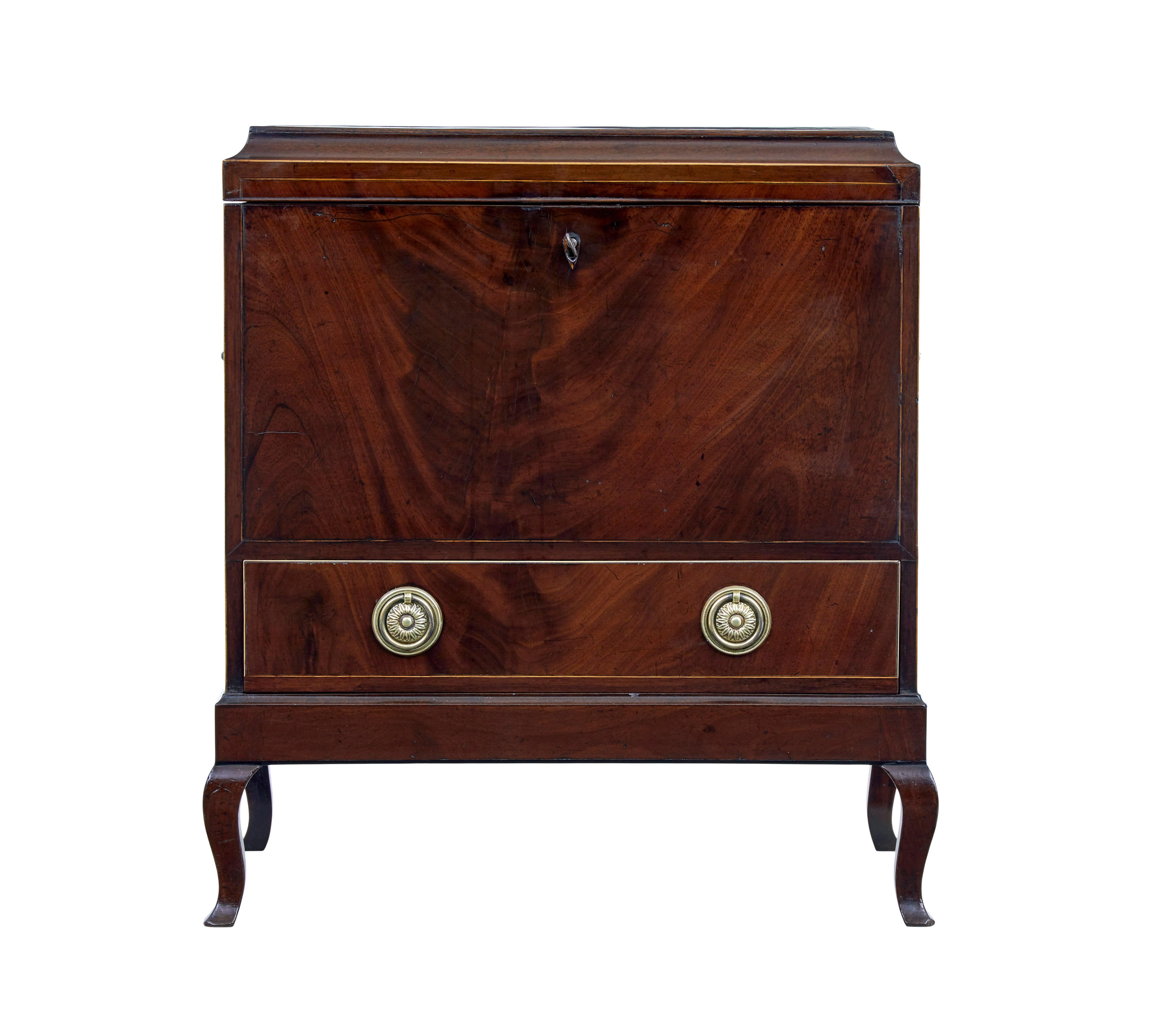 Early 20th century Edwardian mahogany inlaid wine cooler, circa 1905.

Sheraton revival wine cooler cellarette. Top with oval stringing and inlaid ebony. Lid opens to reveal compartments for bottle storage, drawer below. Standing on 4 cabriole