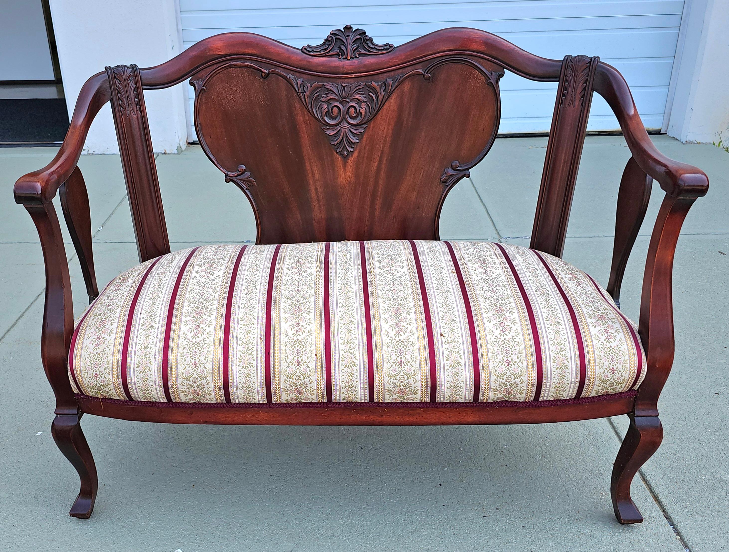 An Early 20th Century Edwardian Mahogany and Upholstered Settee
Measures 45