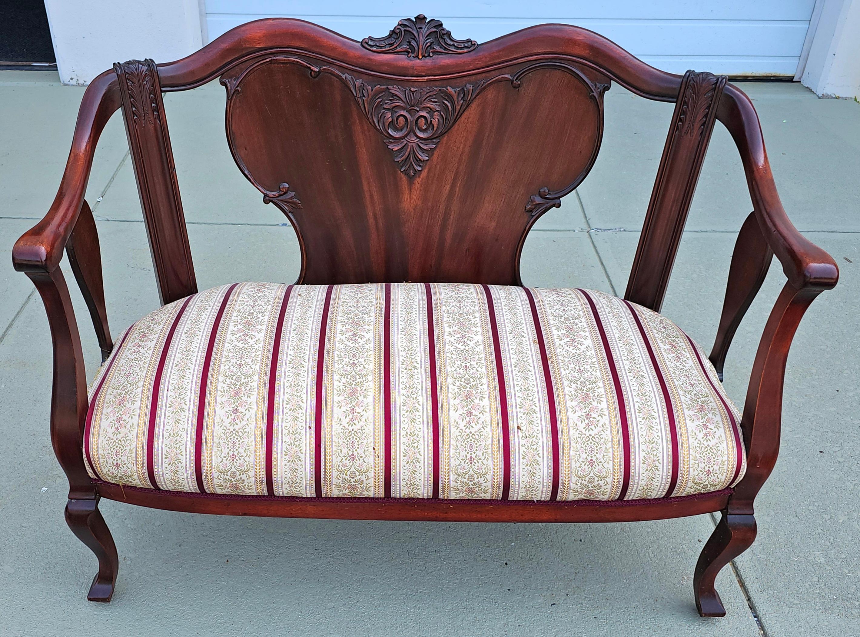 American Early 20th Century Edwardian Mahogany and Upholstered Settee For Sale