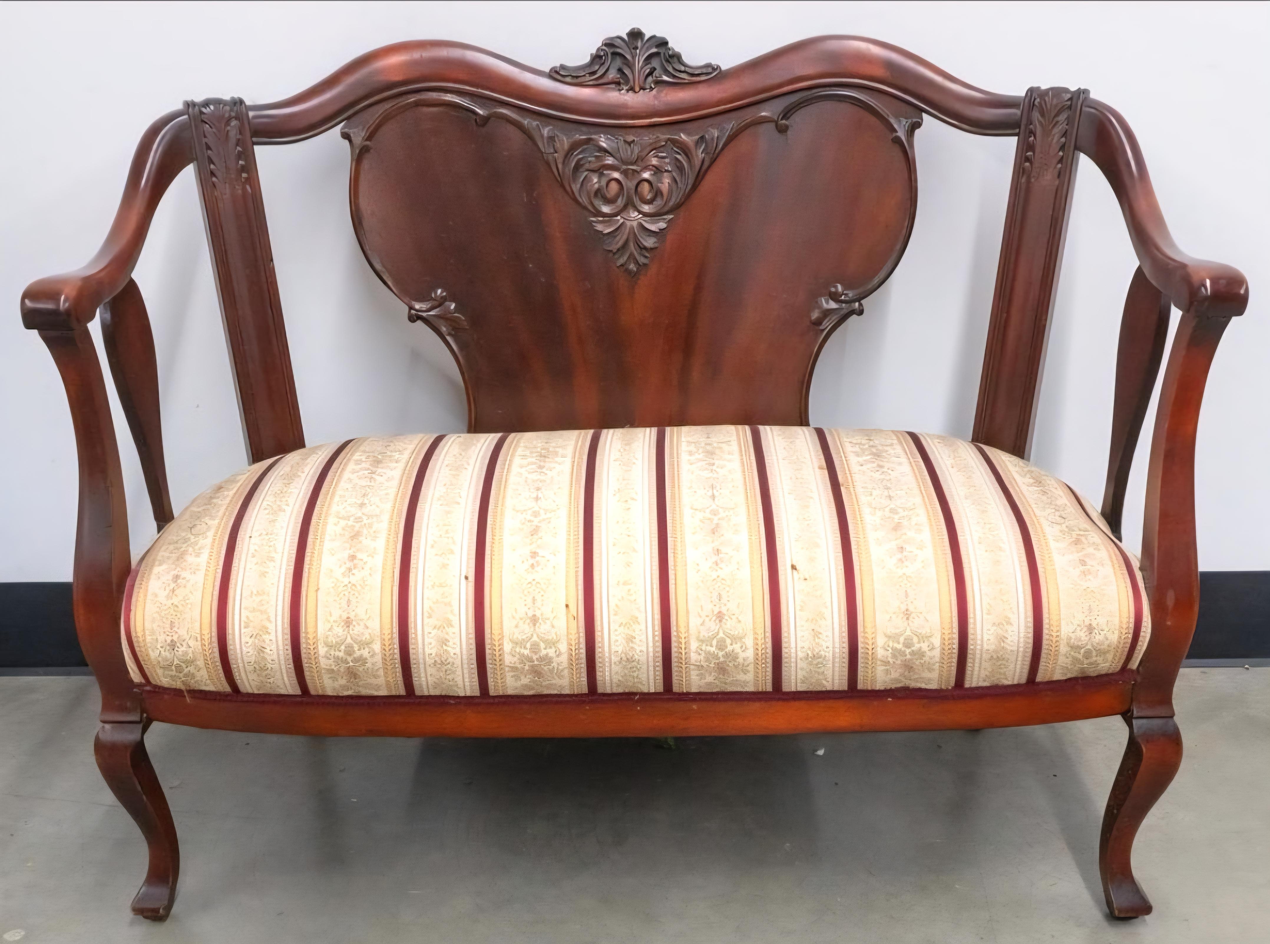Early 20th Century Edwardian Mahogany and Upholstered Settee Estadounidense en venta
