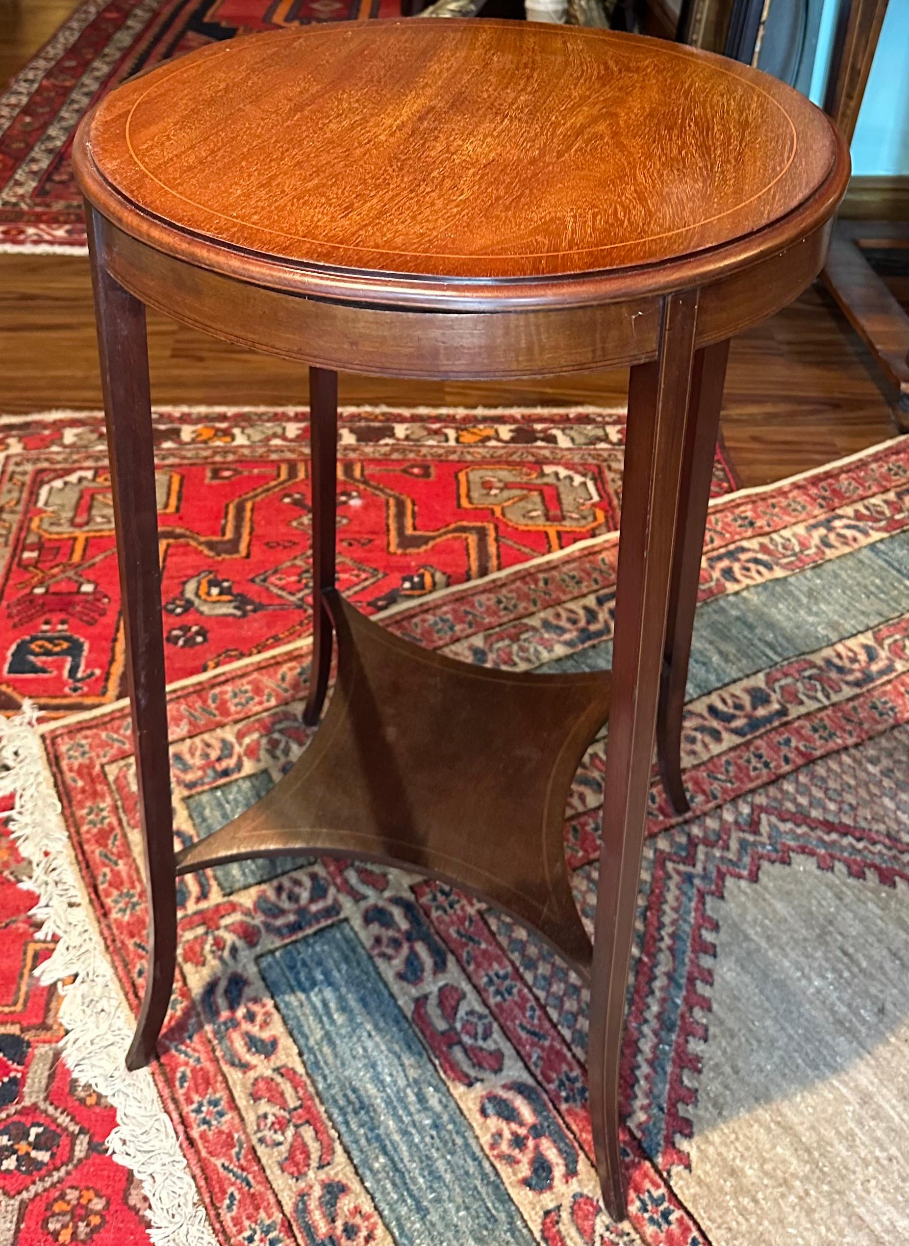 Table d'appoint en marqueterie édouardienne du début du 20e siècle en vente 2