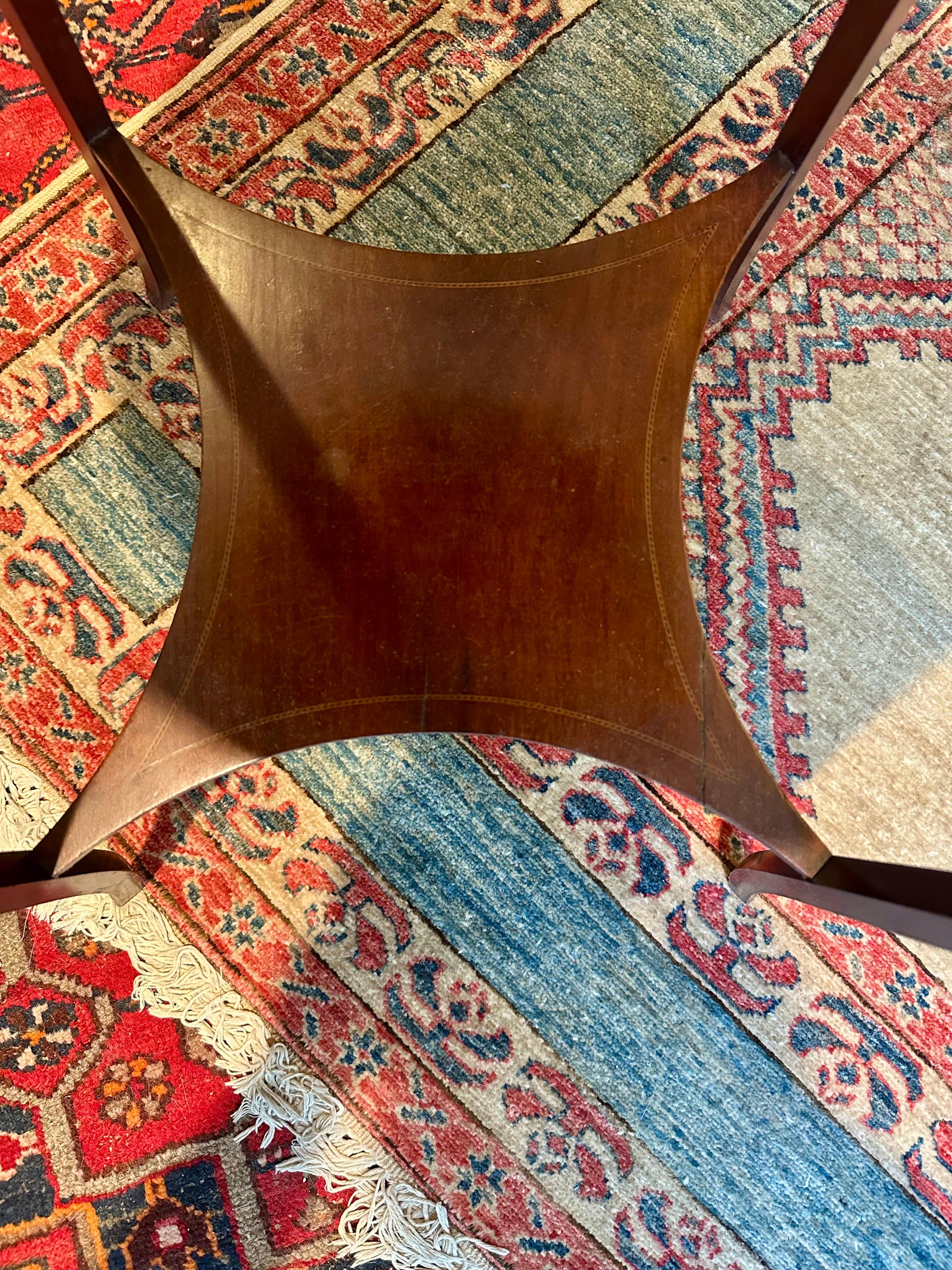 Table d'appoint en marqueterie édouardienne du début du 20e siècle en vente 5