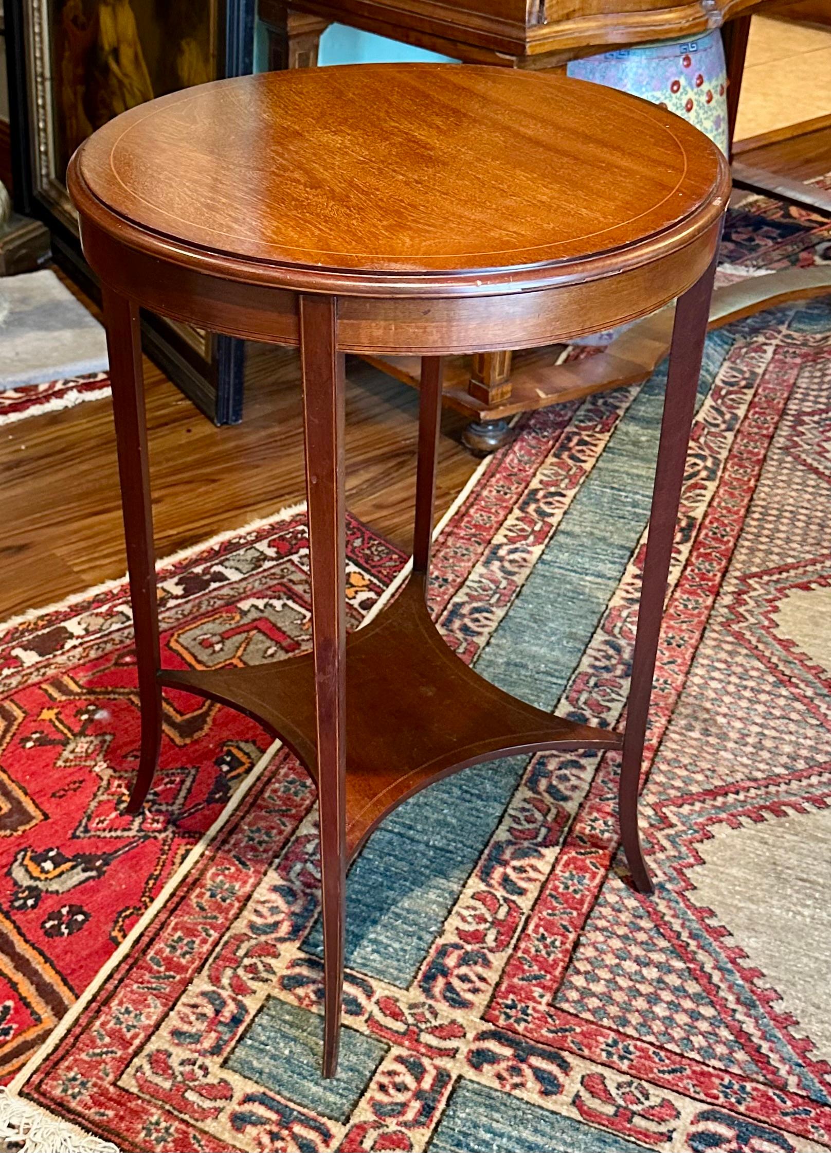 Table d'appoint en marqueterie édouardienne du début du 20e siècle Bon état - En vente à Vero Beach, FL