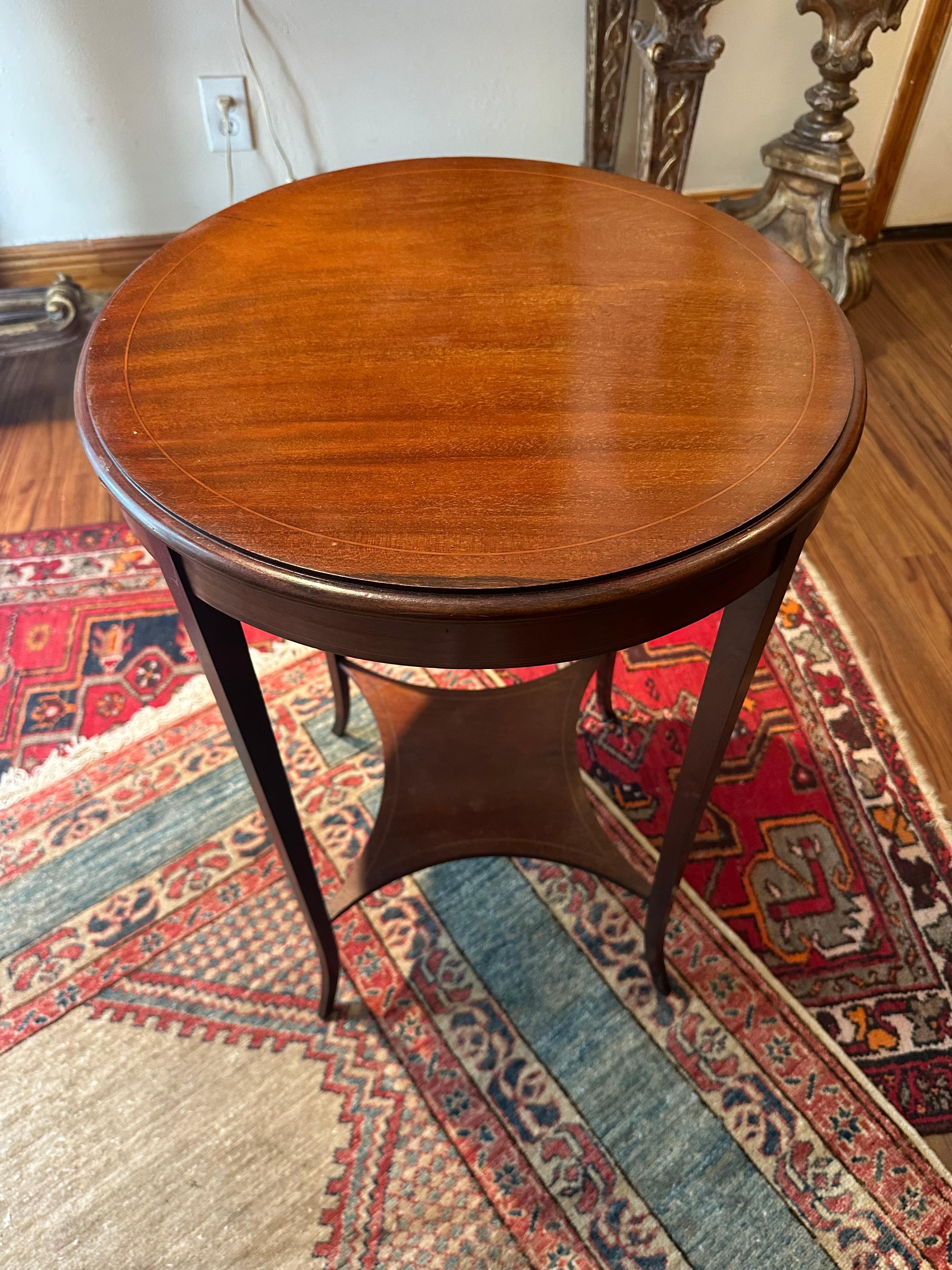 Table d'appoint en marqueterie édouardienne du début du 20e siècle en vente 1