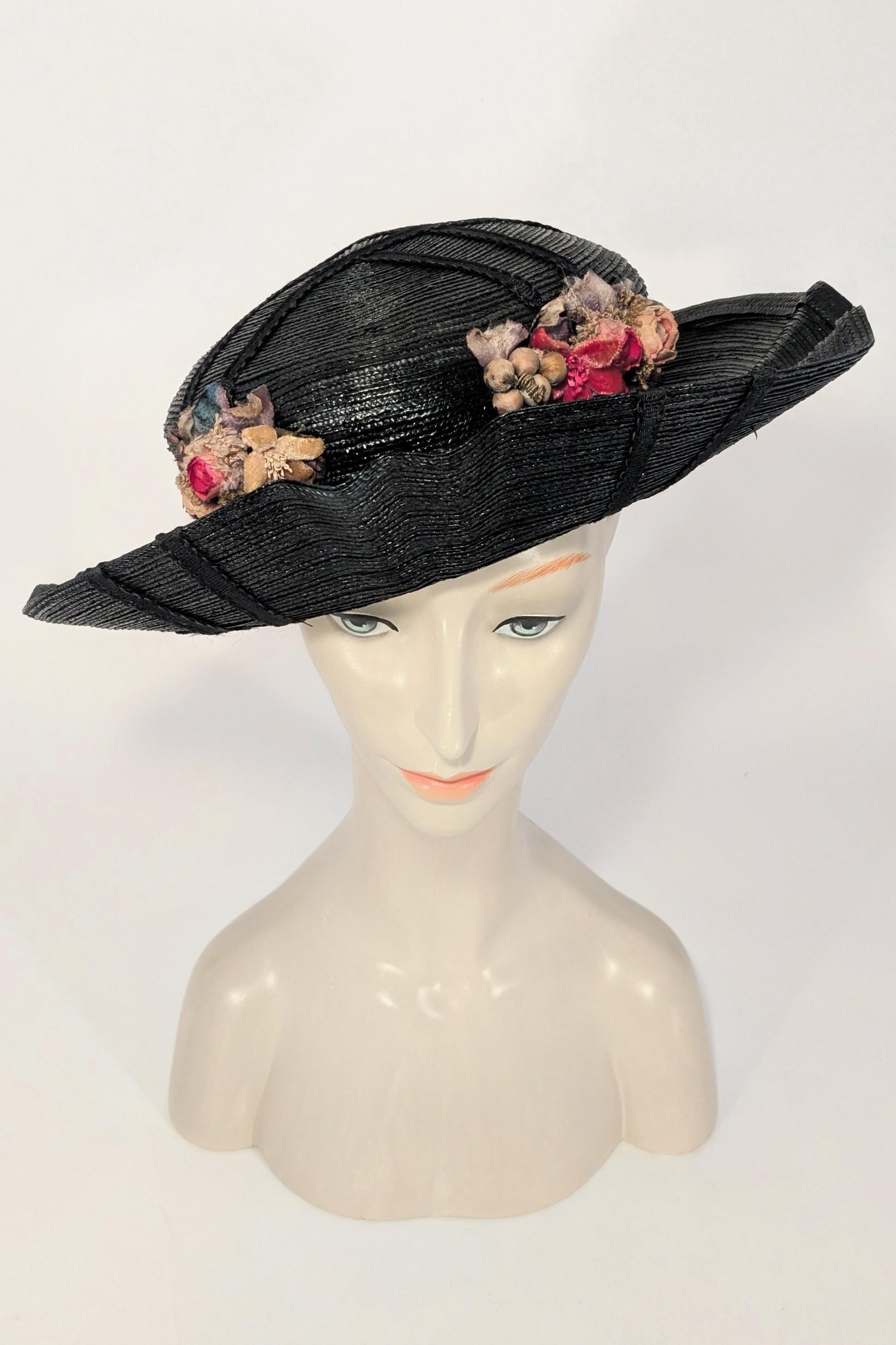 Frühes 20. Jahrhundert, Edwardianisch, Marineblauer Strohhut mit rosa Blumendetails (Beige) im Angebot