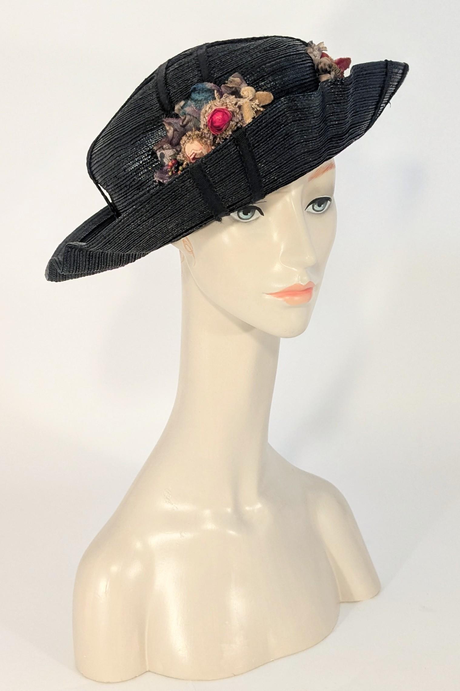 Frühes 20. Jahrhundert, Edwardianisch, Marineblauer Strohhut mit rosa Blumendetails im Zustand „Hervorragend“ im Angebot in San Francisco, CA