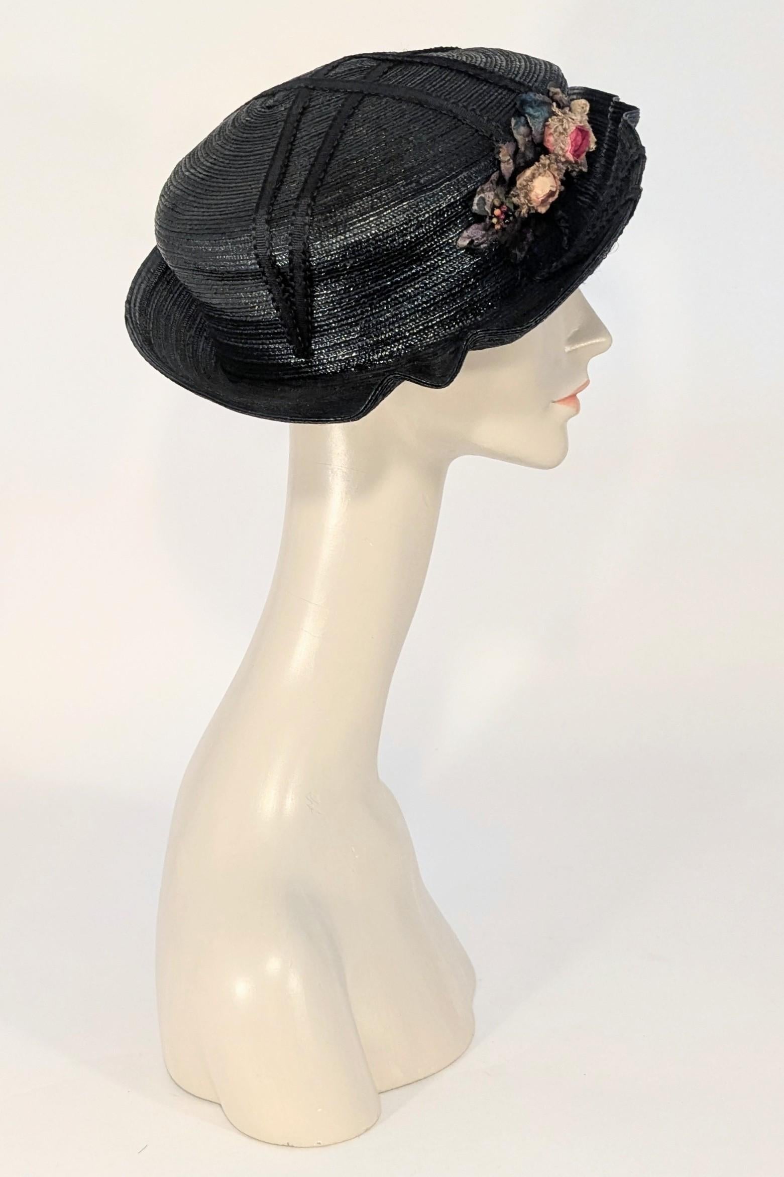 Frühes 20. Jahrhundert, Edwardianisch, Marineblauer Strohhut mit rosa Blumendetails Damen im Angebot