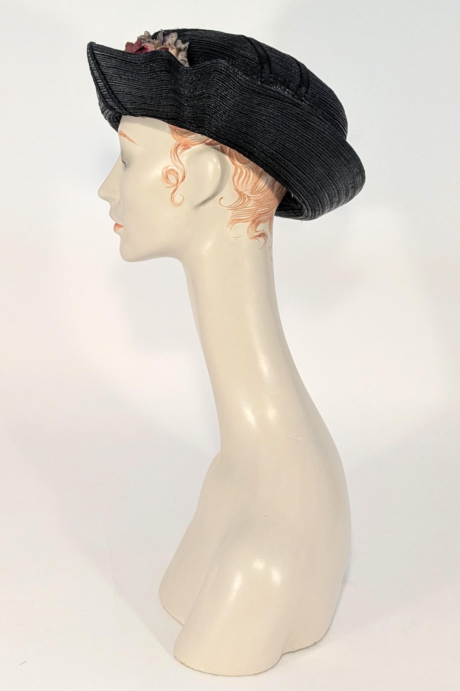 Frühes 20. Jahrhundert, Edwardianisch, Marineblauer Strohhut mit rosa Blumendetails im Angebot 1