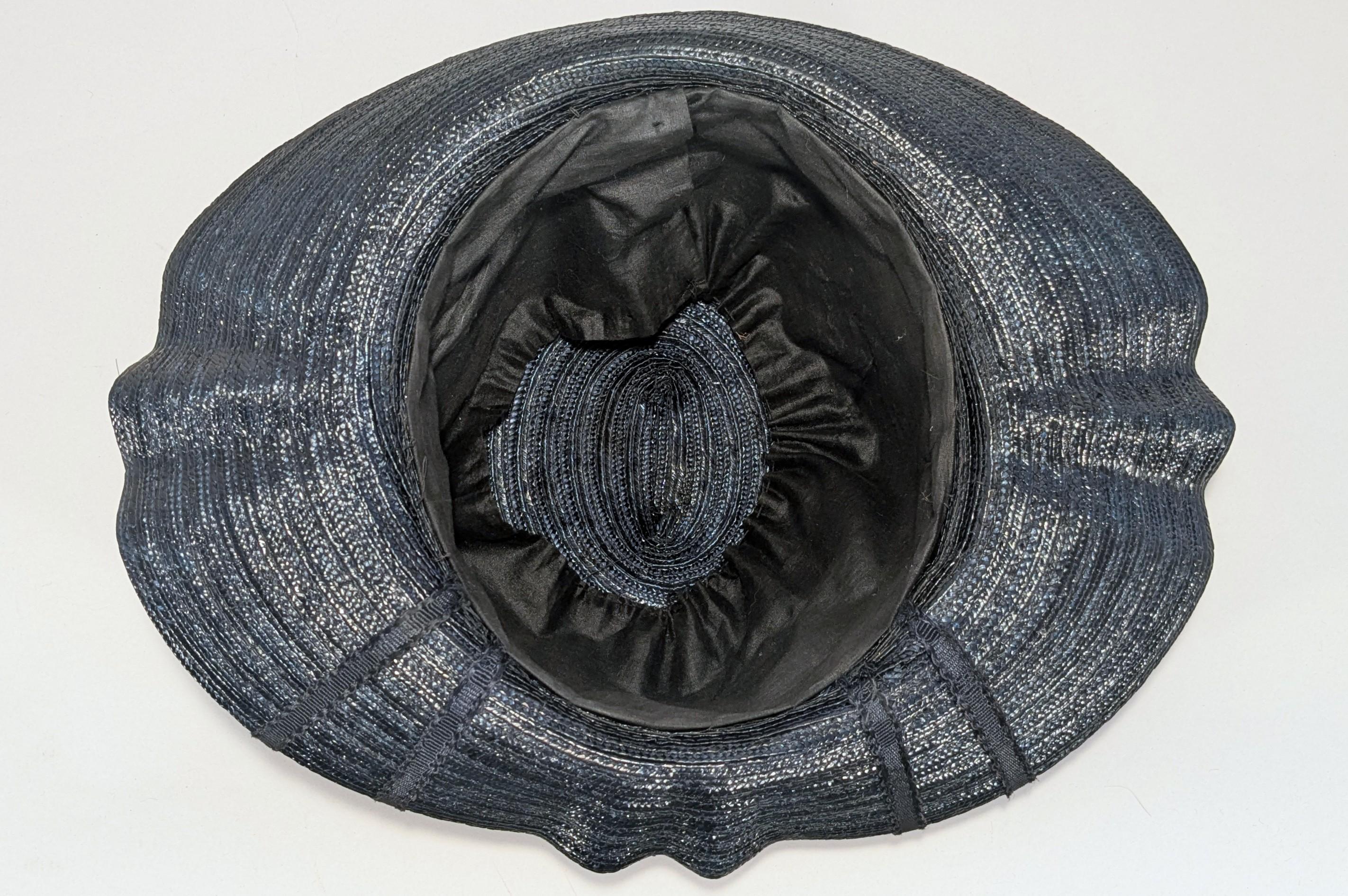 Frühes 20. Jahrhundert, Edwardianisch, Marineblauer Strohhut mit rosa Blumendetails im Angebot 4