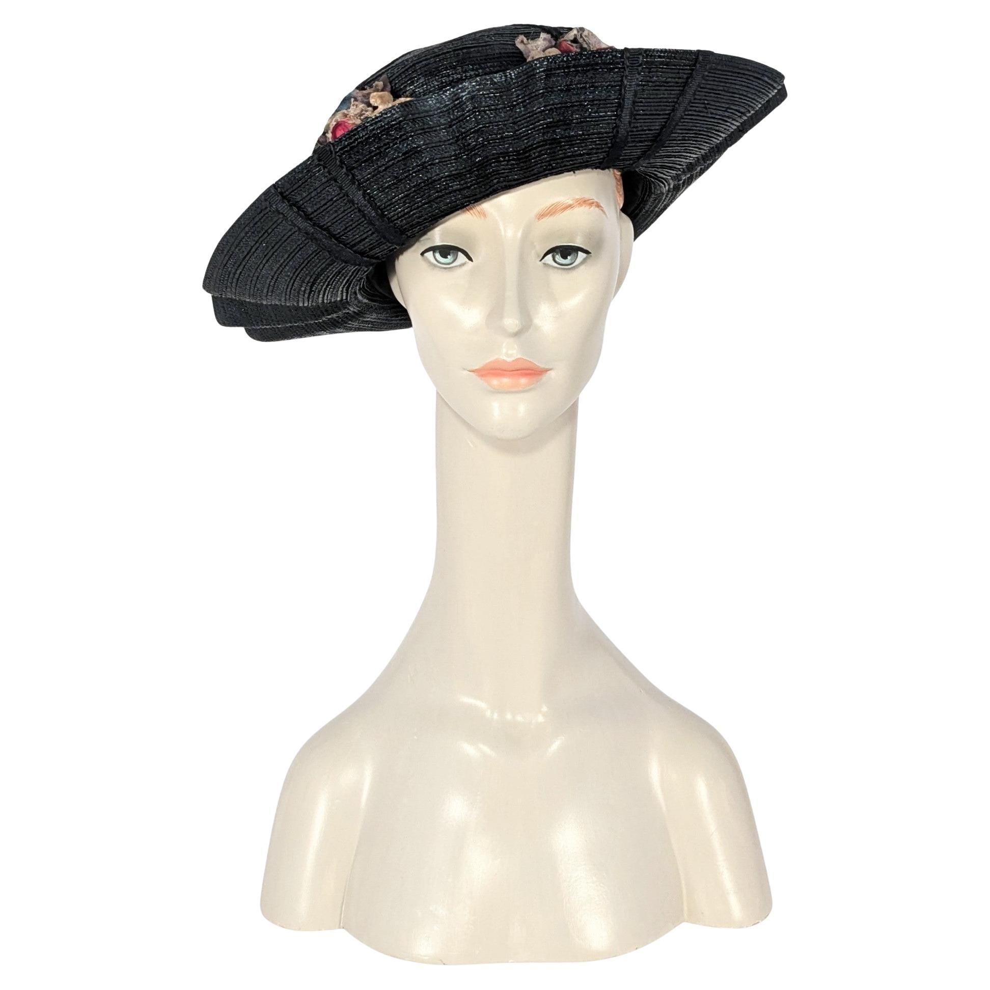 Cappello di paglia blu navy con dettagli di fiori rosa, primi anni del XX secolo, stile edoardiano.