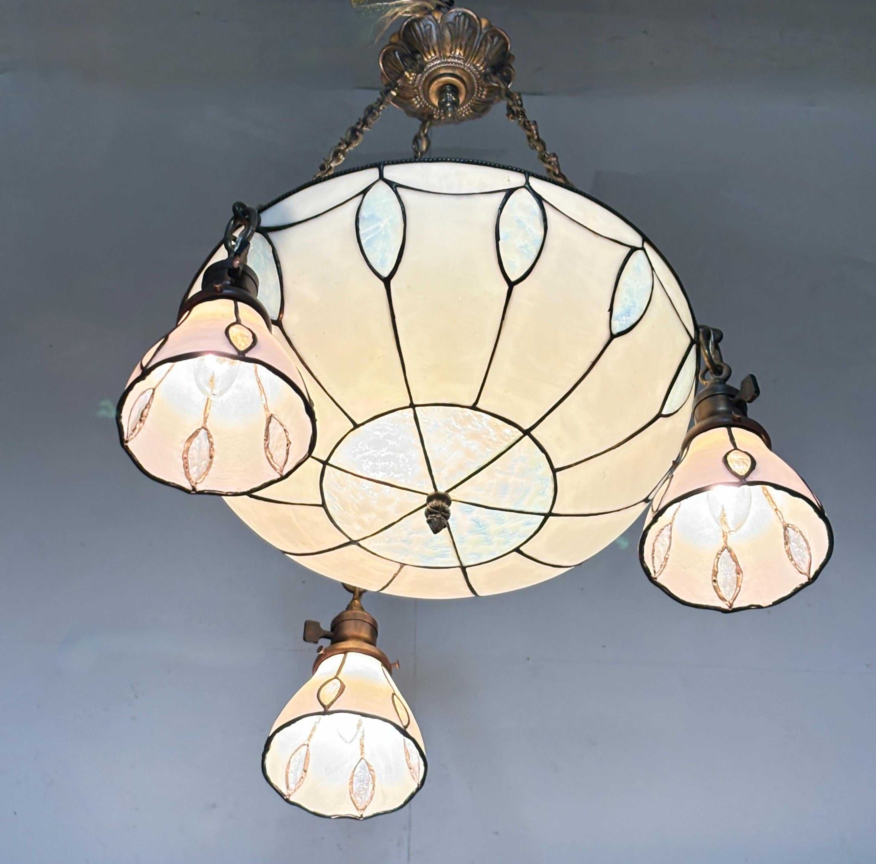 Antico lampadario d'epoca edoardiana.
Vetro bianco opaco e opalino con ferramenta in ottone. La ciotola centrale ha tre prese interne in porcellana.
Appena ricablato e pronto per l'installazione.
In bellissime condizioni originali.

