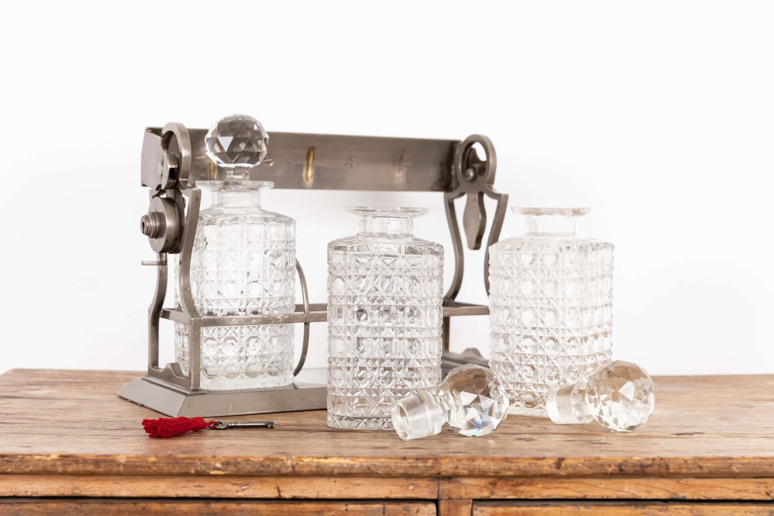 Early 20th Century Edwardian Tantalus Drinks Decanter Set. c.1910 In Fair Condition For Sale In London, GB