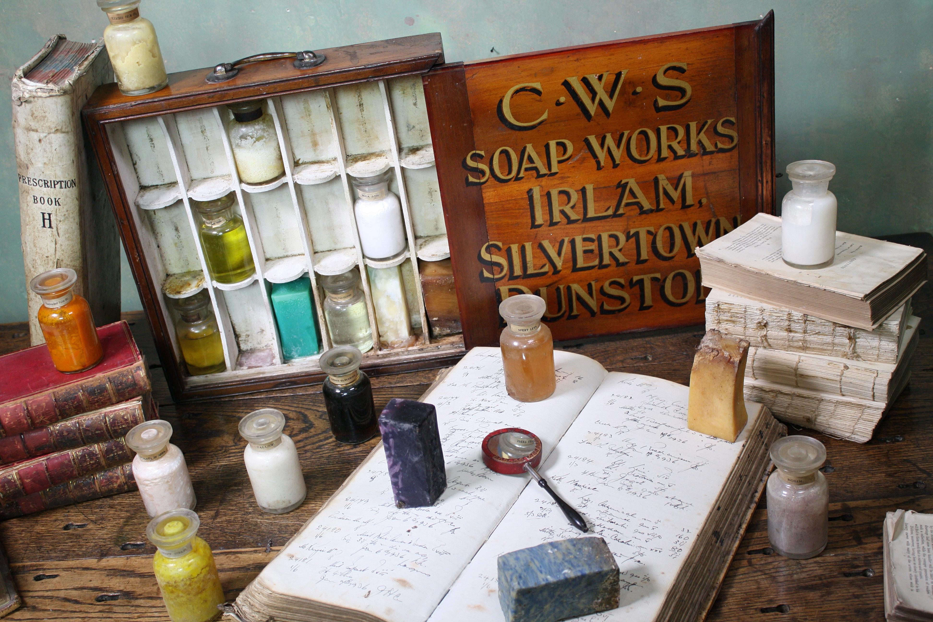 English Early 20th Century Edwardian Travelling Tradesman Salesman's Soap Sampler For Sale