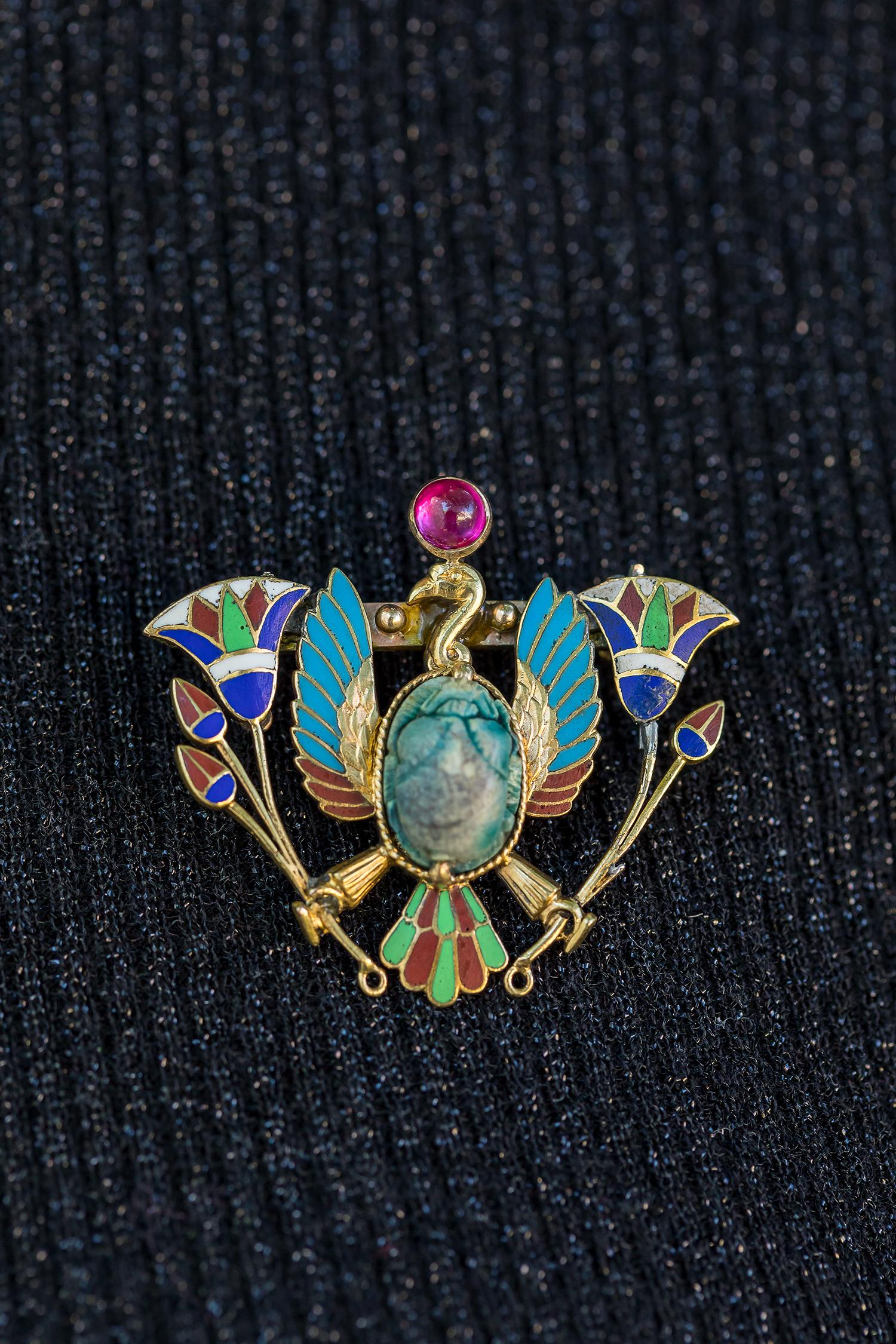 Early 20th century Egyptian revival gold and enamel brooch In Fair Condition For Sale In Malmö, SE