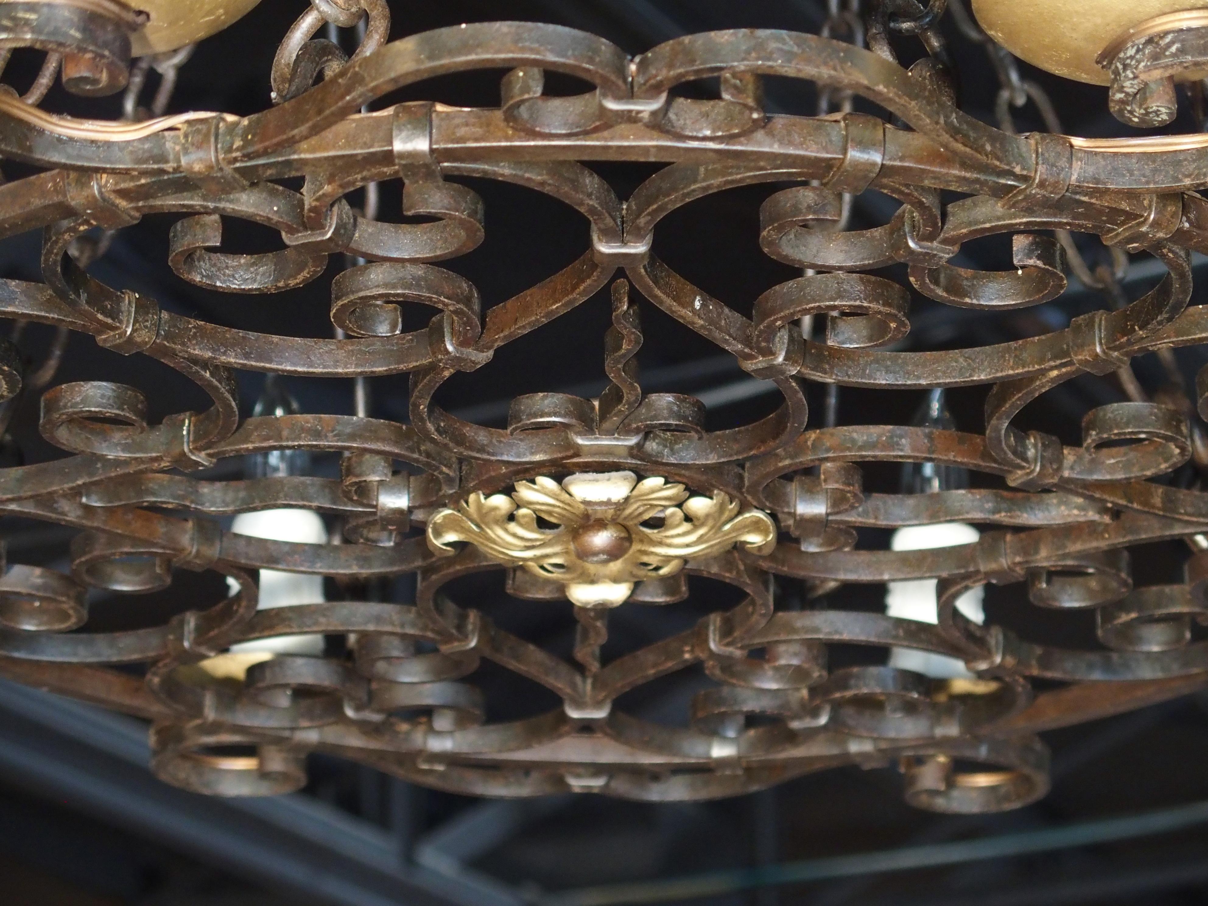 Acht-Licht-Kronleuchter aus Eisen des frühen 20. Jahrhunderts aus Frankreich im Zustand „Gut“ im Angebot in Dallas, TX