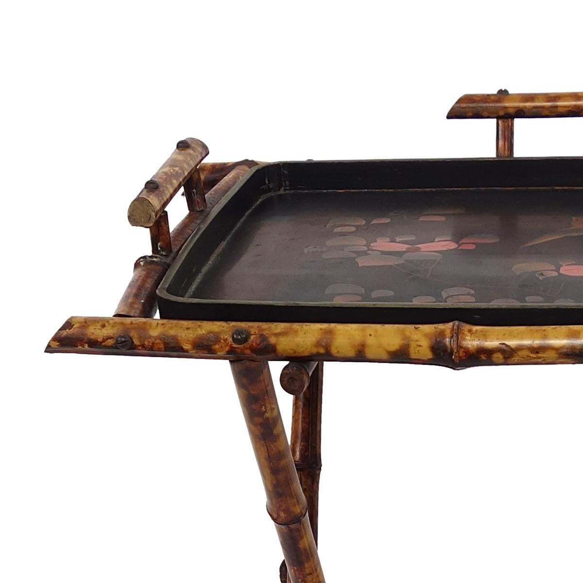 Eleganter orientalischer Tabletttisch des frühen 20. Jahrhunderts auf einem Bambusständer im Angebot 1