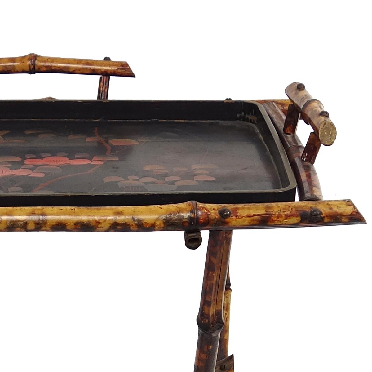 Bambou Table à plateau orientale élégante du début du 20e siècle sur un support en bambou en vente
