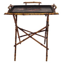 Eleganter orientalischer Tabletttisch des frühen 20. Jahrhunderts auf einem Bambusständer