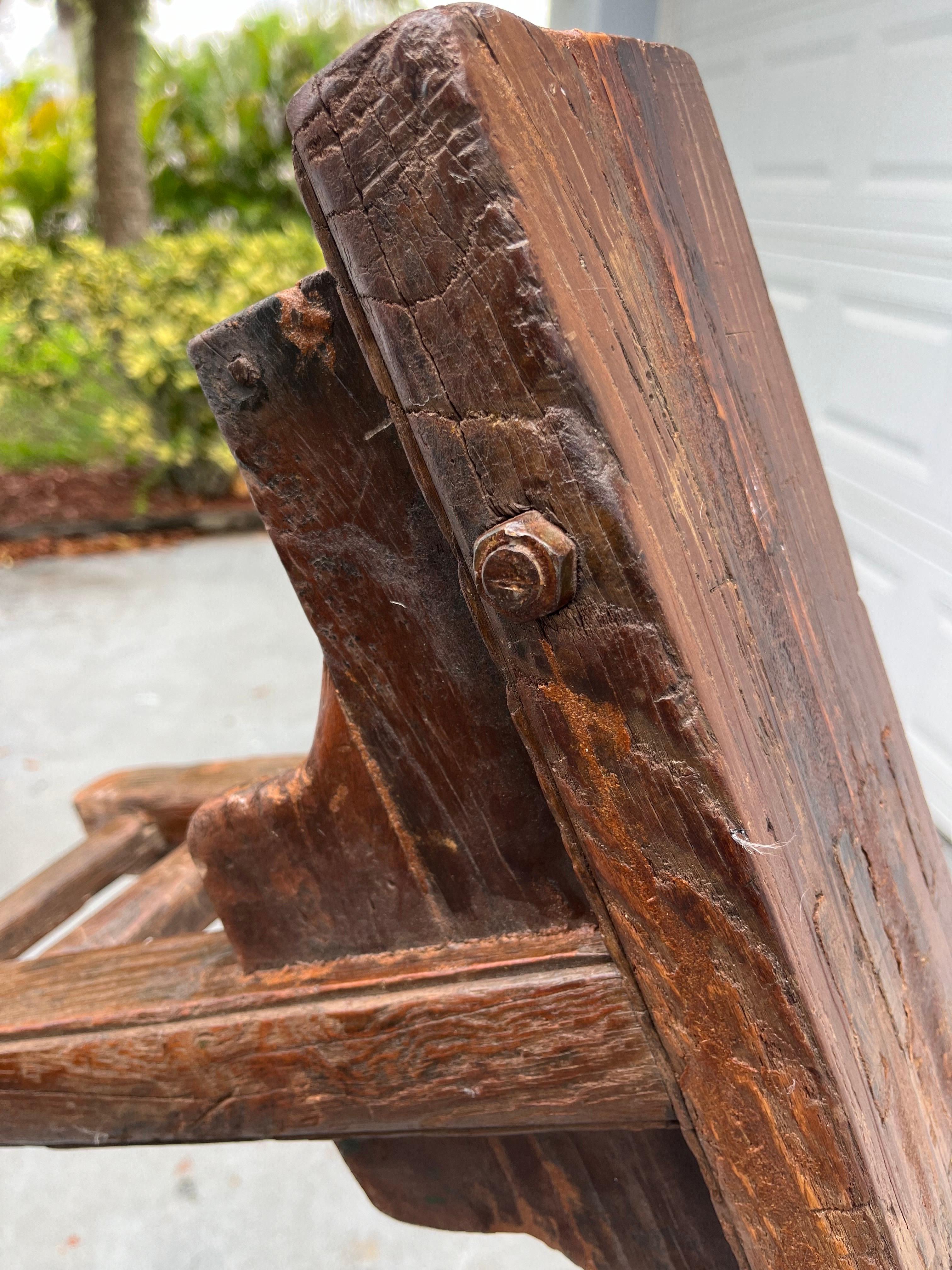 Banc primitif en bois d'orme du début du 20e siècle en vente 4