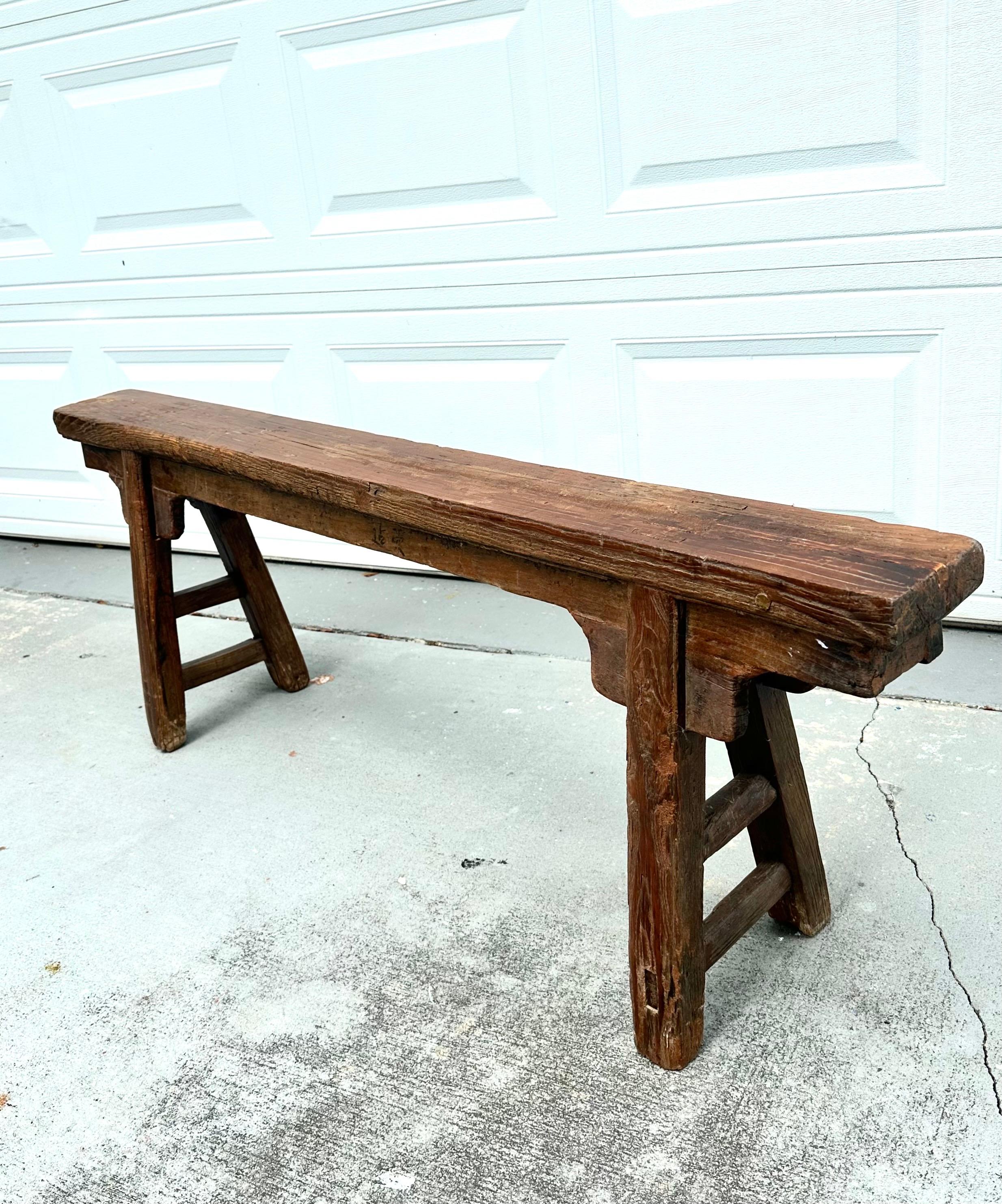 Banc primitif en bois d'orme du début du 20e siècle

Ce banc rustique primitif est un meuble intemporel. Fabriqué à partir d'une seule plaque de bois d'orme massif avec une finition à la cire qui met en valeur la beauté naturelle du matériau. Il est