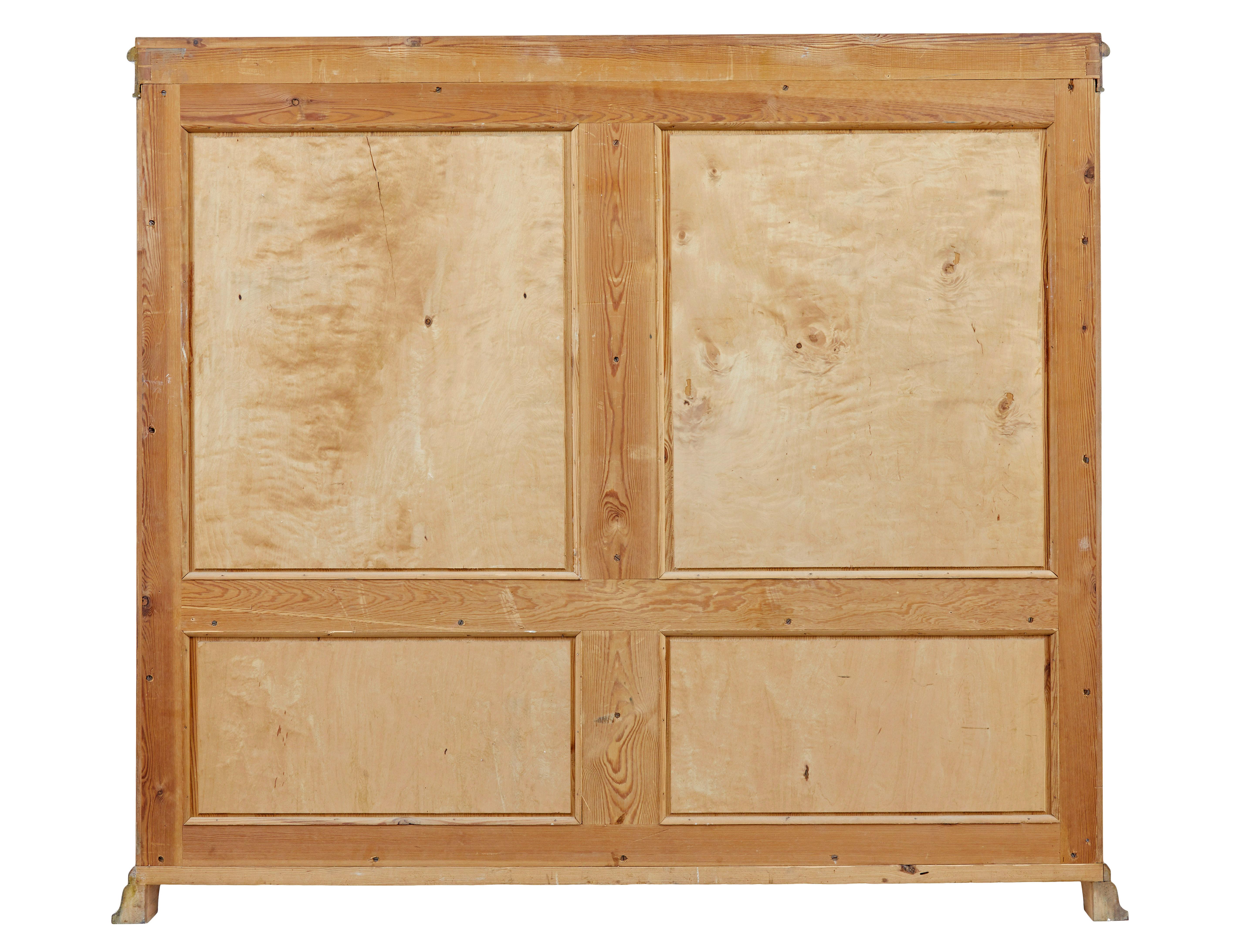 Suédois Armoire bibliothèque en merisier de style Revive Empire du début du 20e siècle en vente