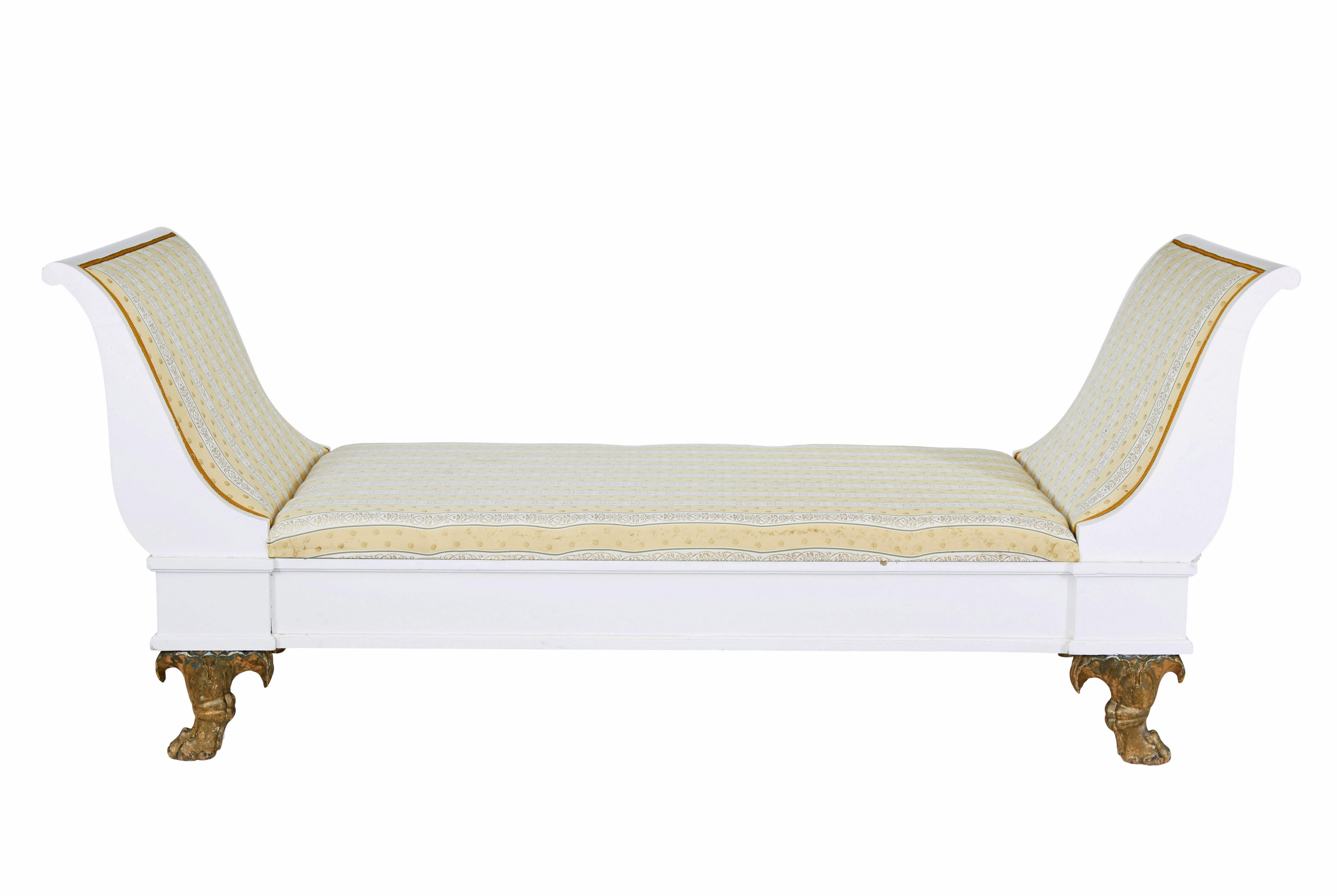 Letto da giorno scandinavo dipinto in stile empire revival dei primi del Novecento, circa 1900.

Letto da giorno svedese di grandi dimensioni con supporti terminali a voluta.  La cornice in pino è stata successivamente dipinta di bianco e poggia su