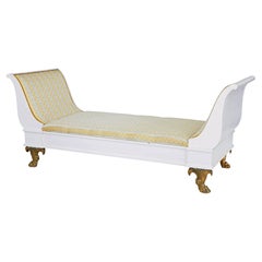 Letto da giorno scandinavo dipinto in stile empire revival dei primi del Novecento