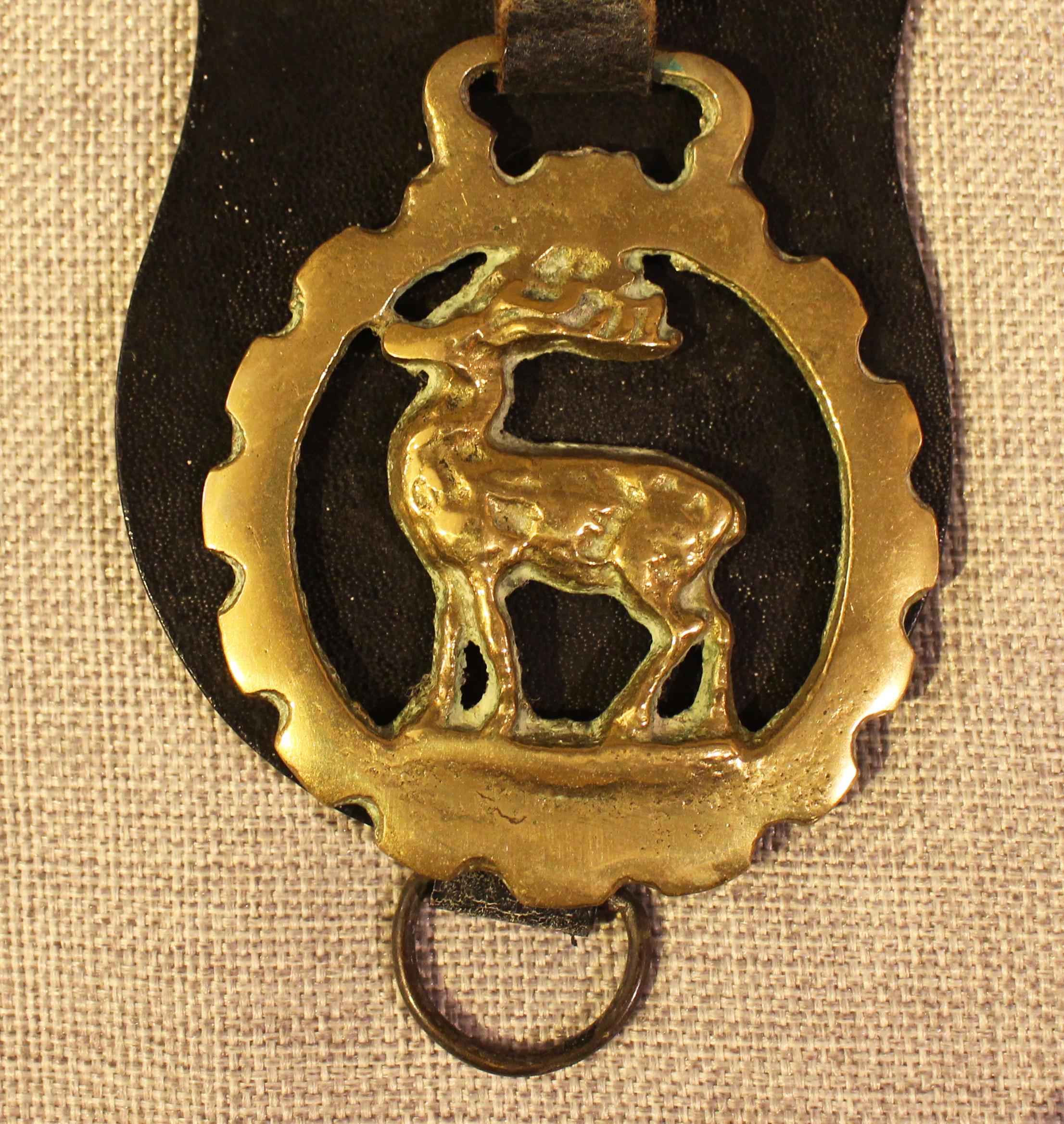 Cinghia per cavalli in pelle a 4 ottoni dell'inizio del XX secolo. In pelle sagomata con ottonatura di un cuore, scena di caccia 