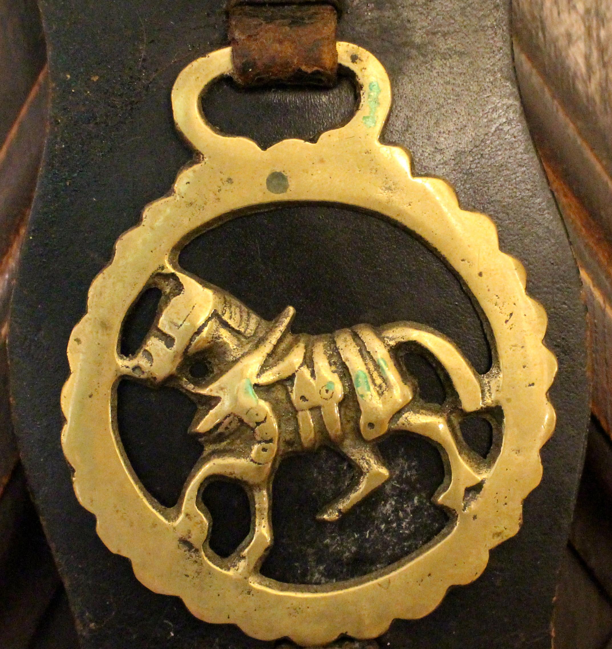 Inglese Early 20th Century English 4-Brass Leather Horse Strap in vendita