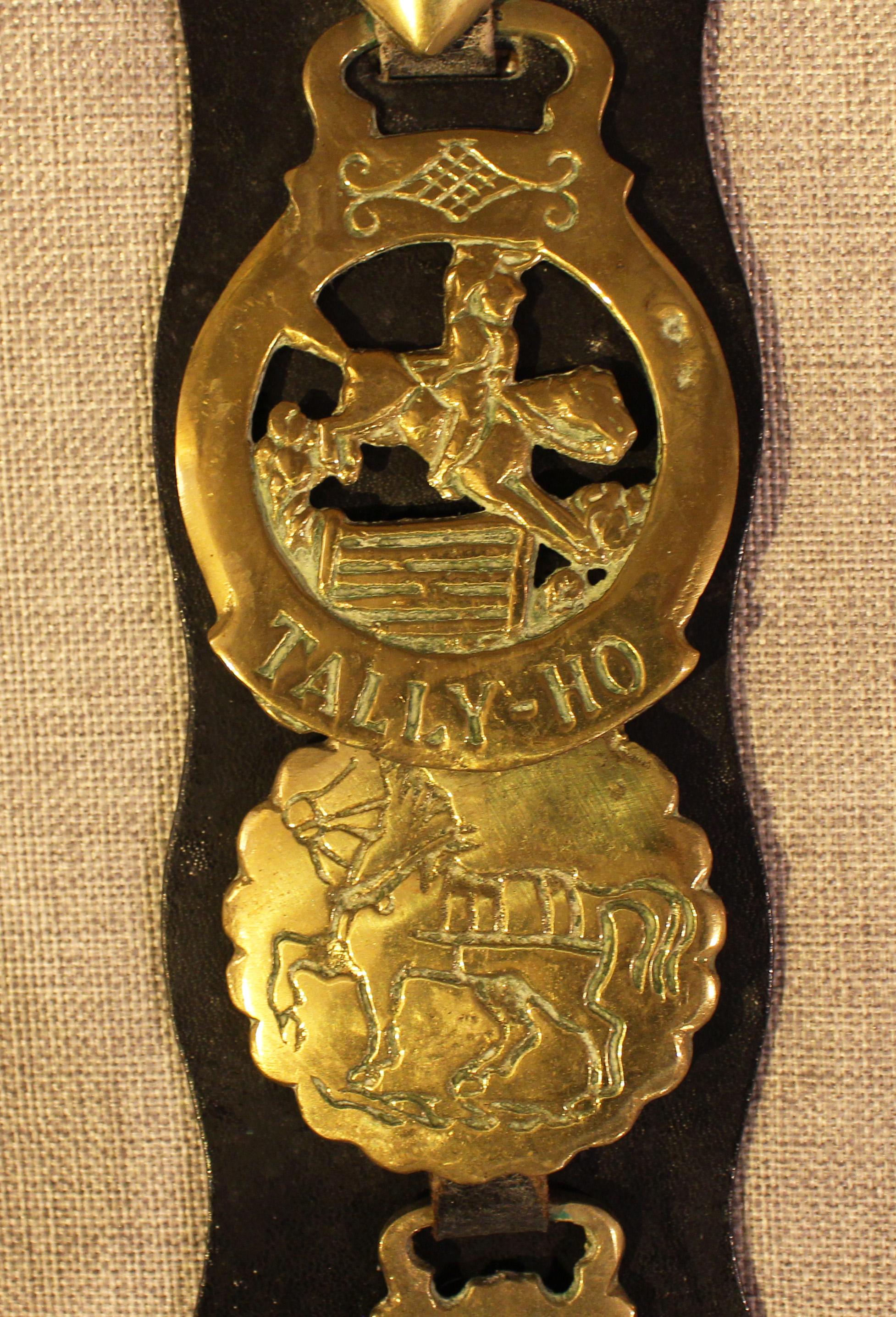 Tardo vittoriano Cinghia per cavallo in pelle inglese a 4 ottoni dei primi del Novecento in vendita