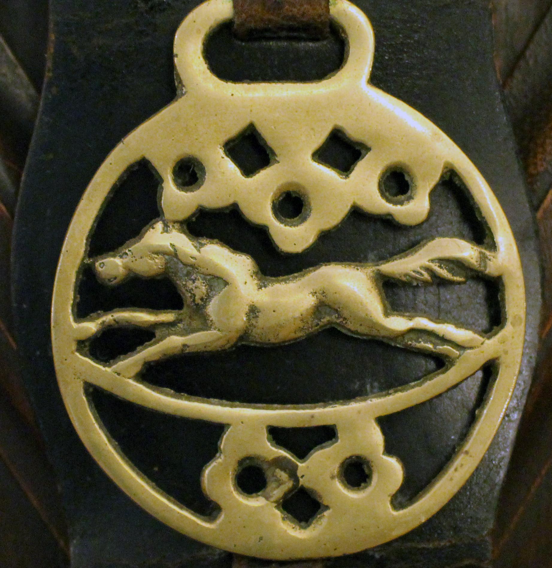 Early 20th Century English 4-Brass Leather Horse Strap In condizioni buone in vendita a Chapel Hill, NC