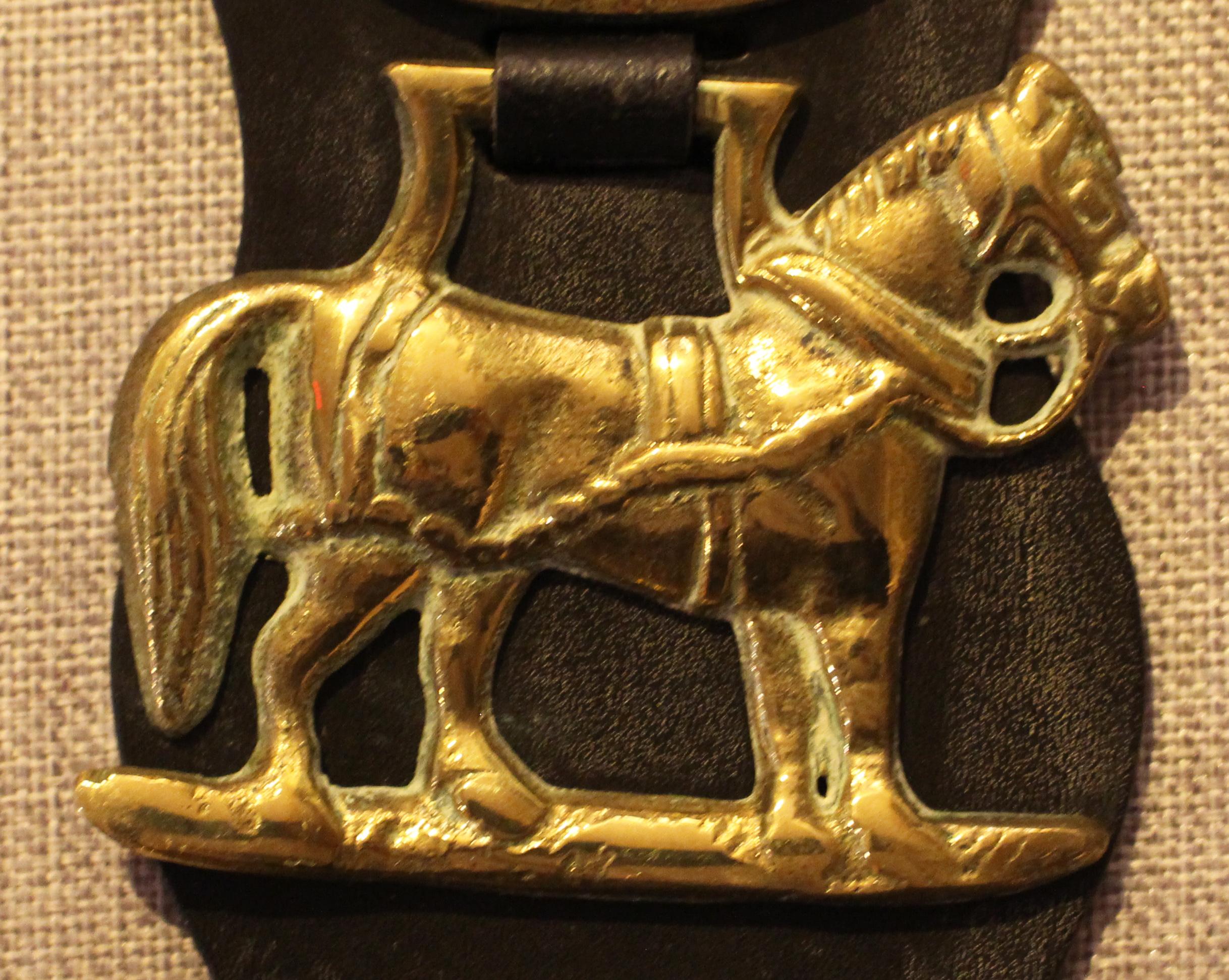 Early 20th Century English 4-Brass Leather Horse Strap In Good Condition For Sale In Chapel Hill, NC