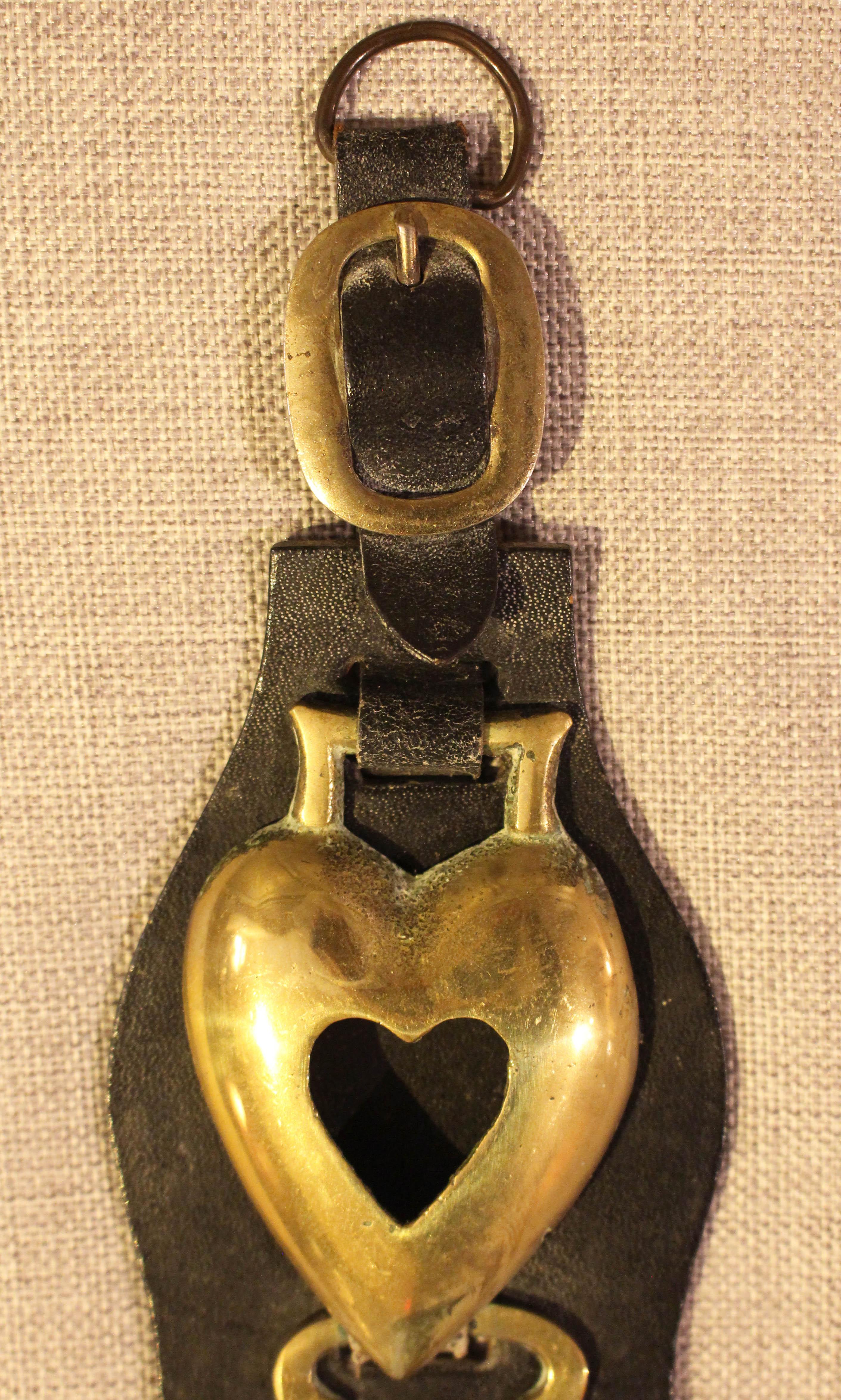 Inglese Cinghia per cavallo in pelle inglese a 4 ottoni dei primi del Novecento in vendita