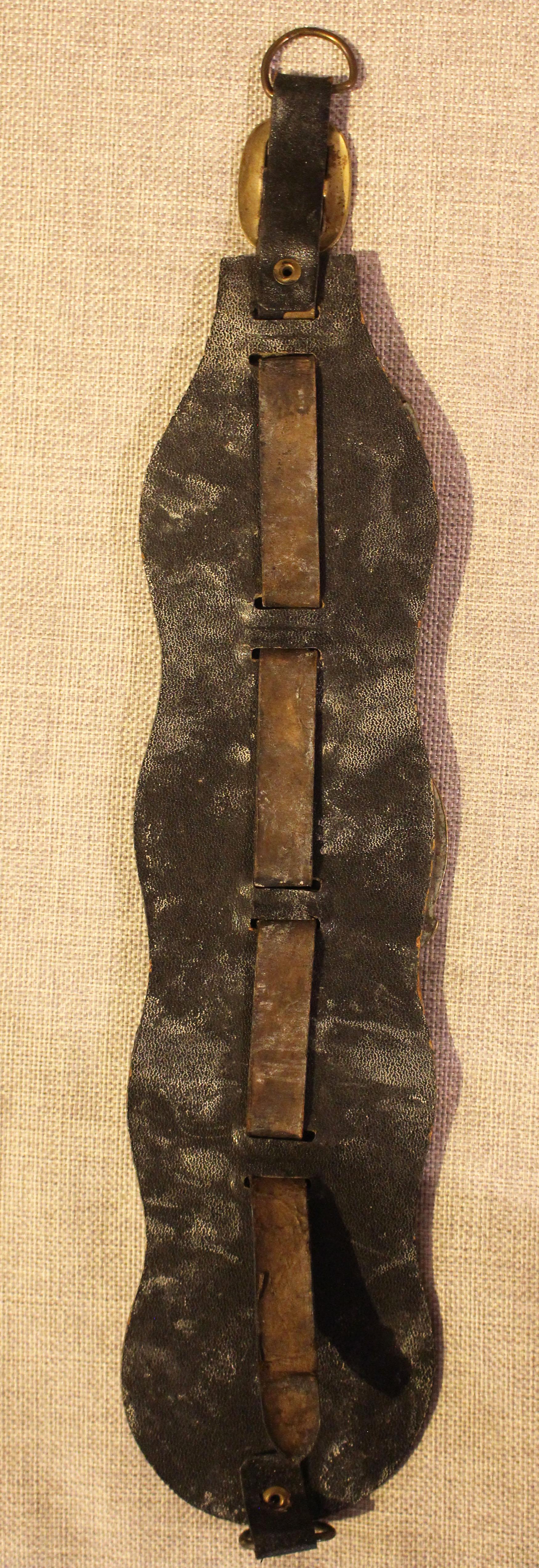 Cinghia per cavallo in pelle inglese a 4 ottoni dei primi del Novecento In condizioni buone in vendita a Chapel Hill, NC