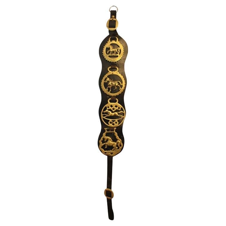 Early 20th Century English 4-Brass Leather Horse Strap in vendita