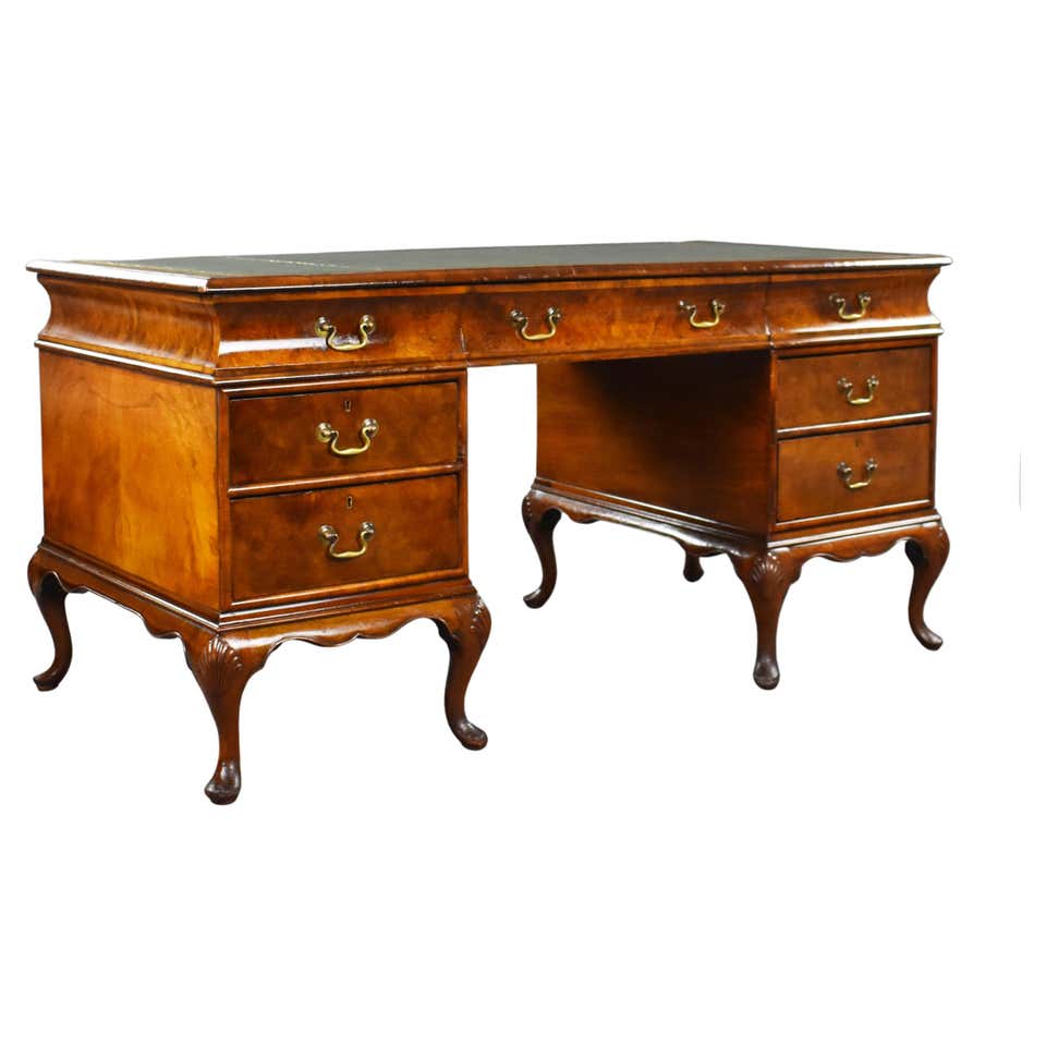 Queen Anne Style Keehole Desk For Sale at 1stDibs