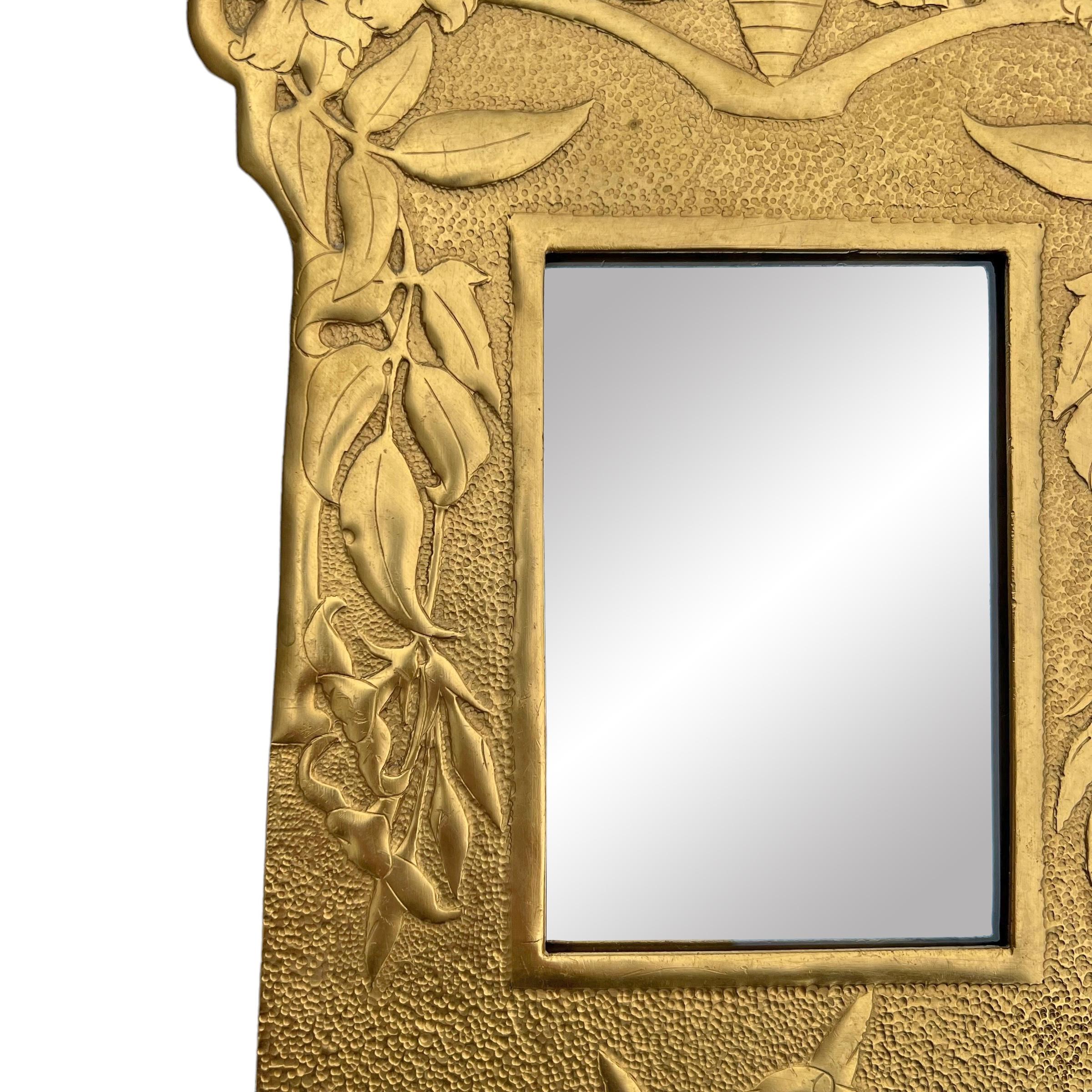 Miroir à encadrement en laiton Art Nouveau anglais du début du 20e siècle en vente 2