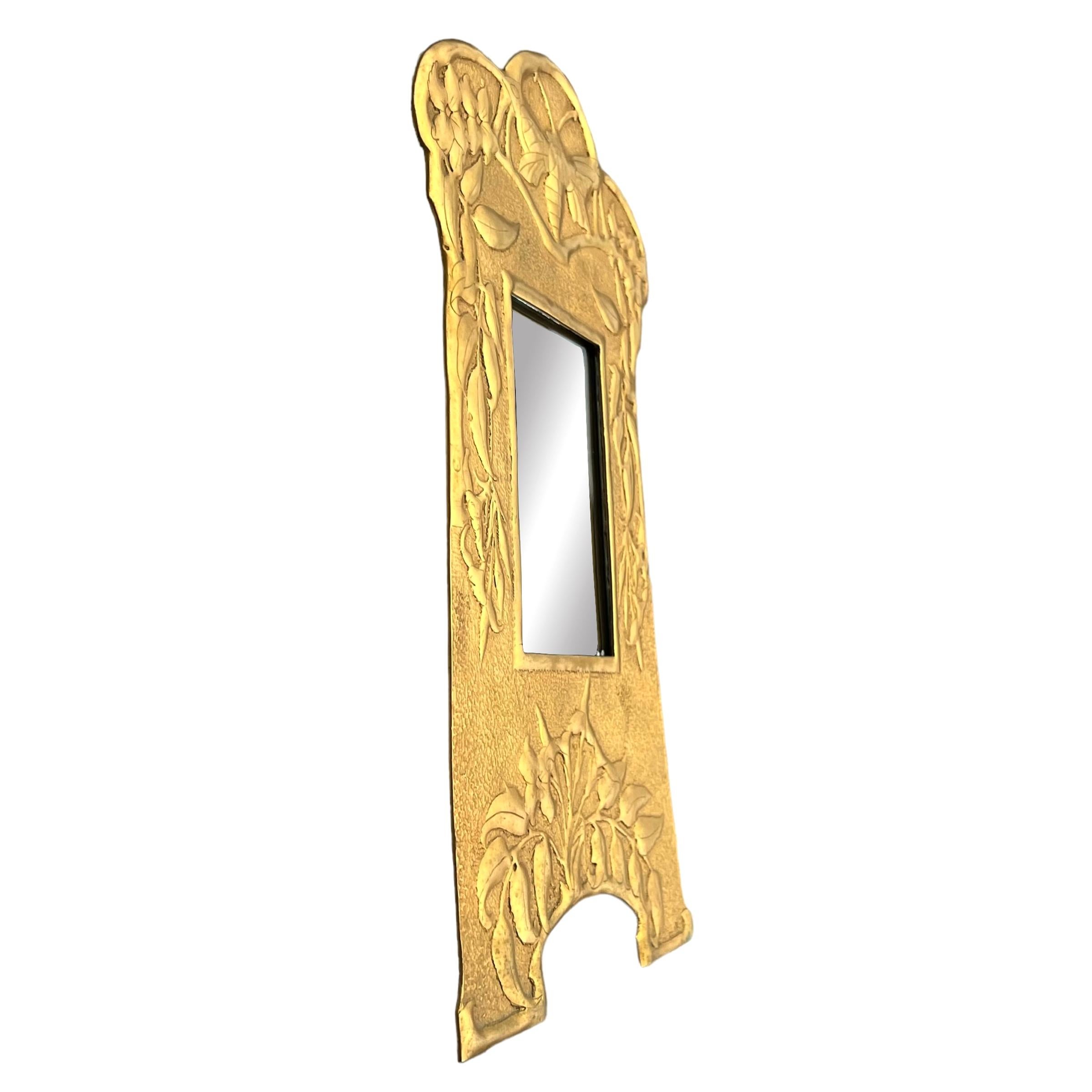 Repoussé Miroir à encadrement en laiton Art Nouveau anglais du début du 20e siècle en vente