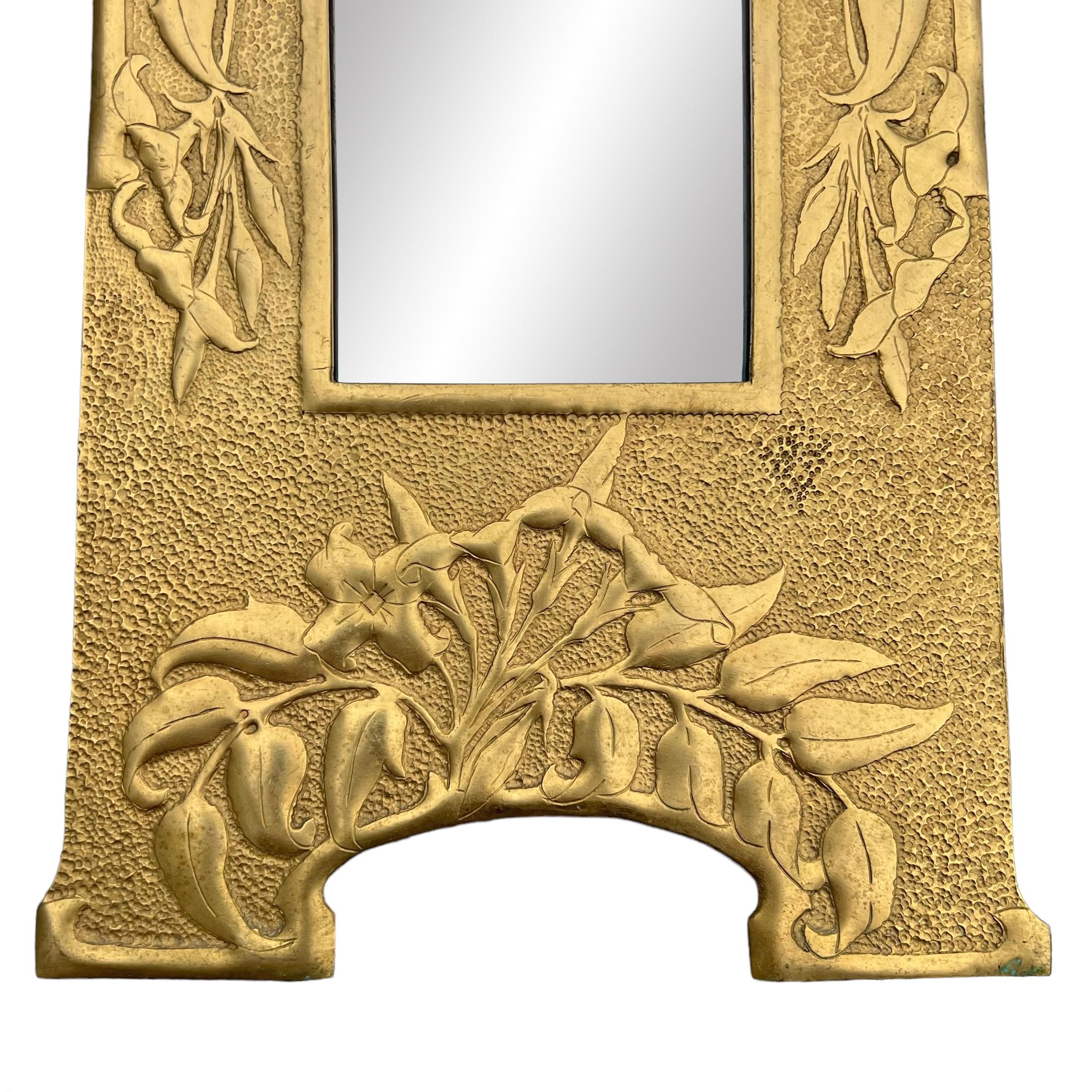 Miroir à encadrement en laiton Art Nouveau anglais du début du 20e siècle en vente 1