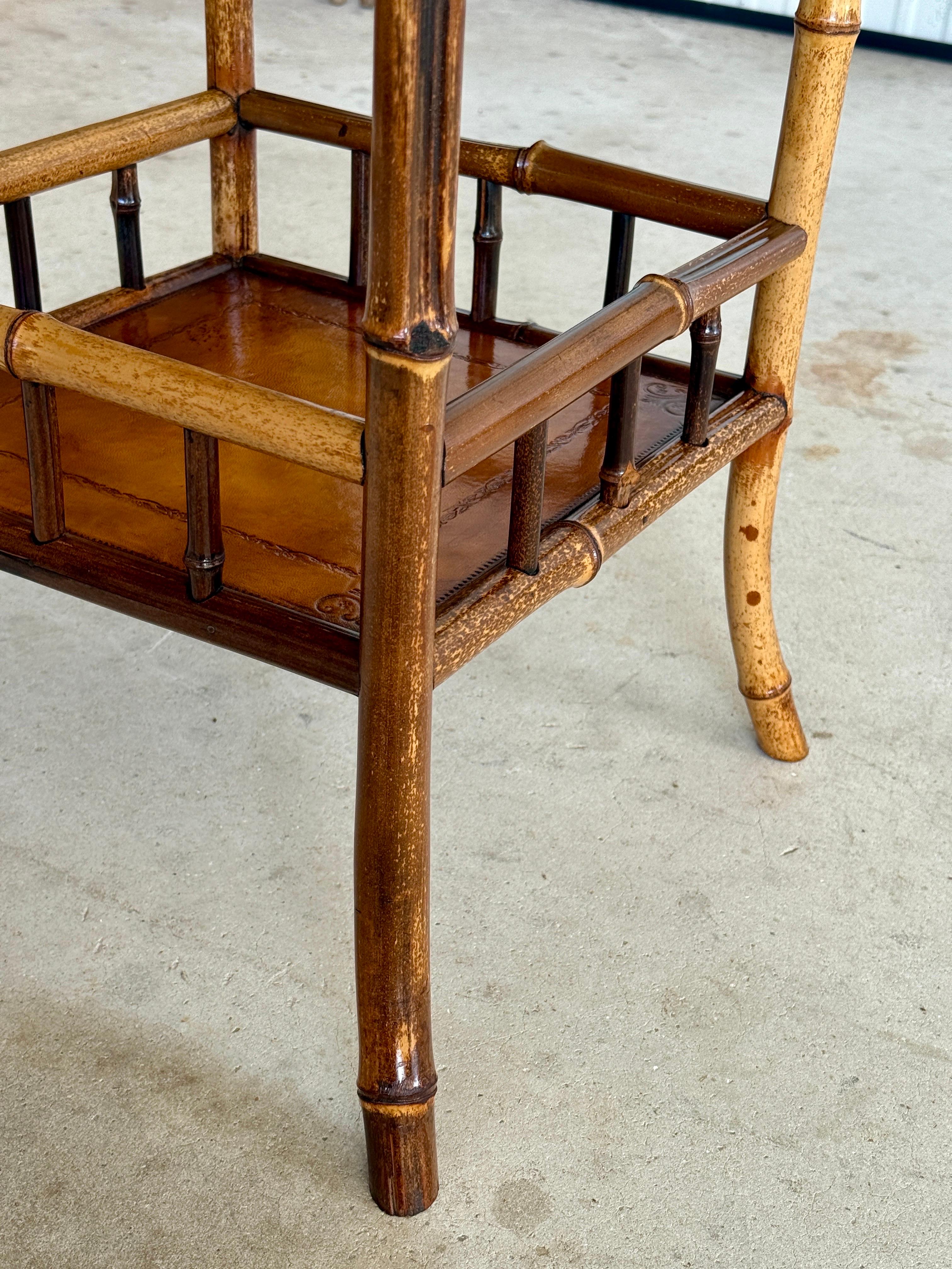 Table d'appoint anglaise en bambou et cuir du début du 20e siècle en vente 3
