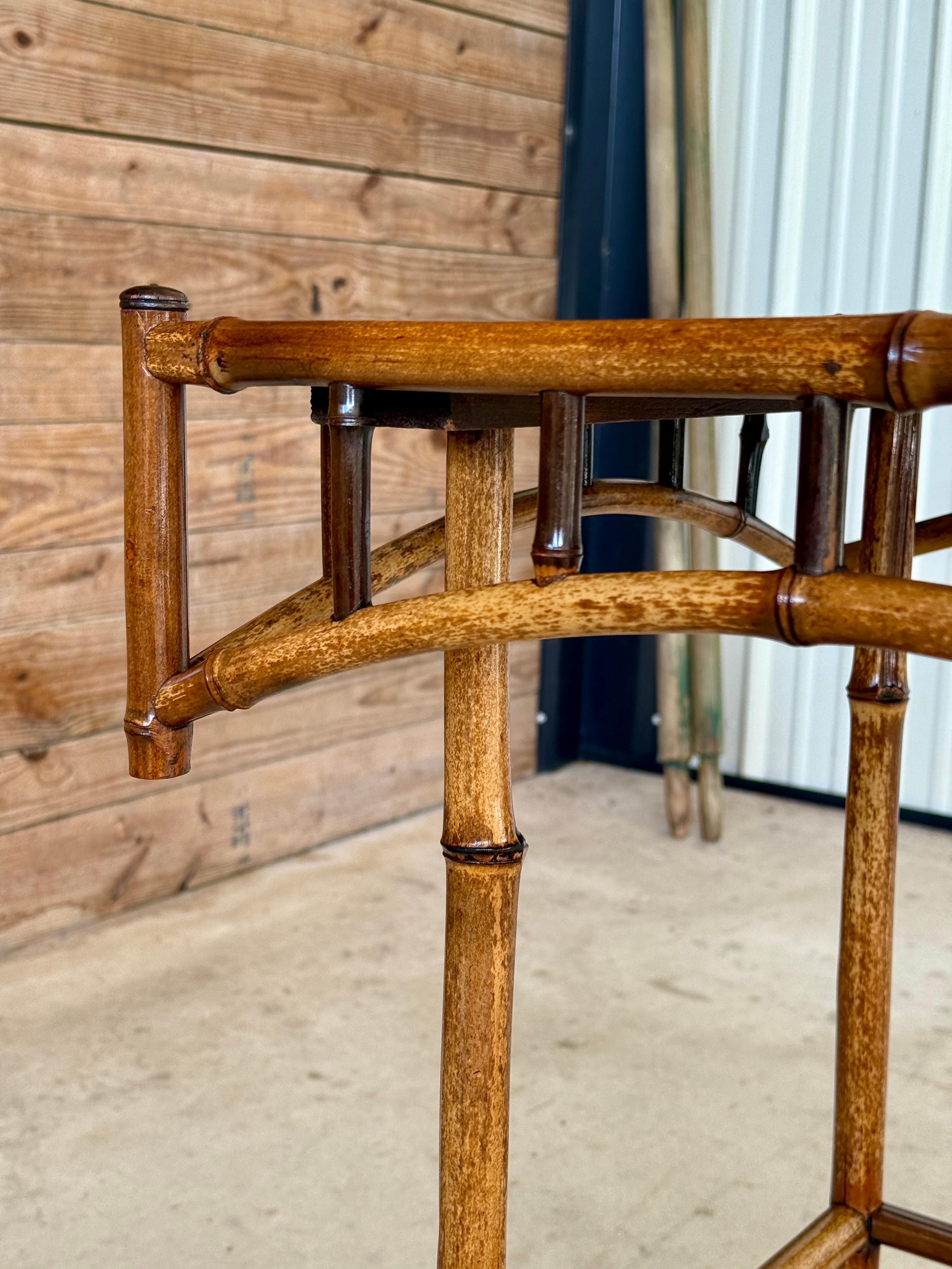 Table d'appoint anglaise en bambou et cuir du début du 20e siècle en vente 4