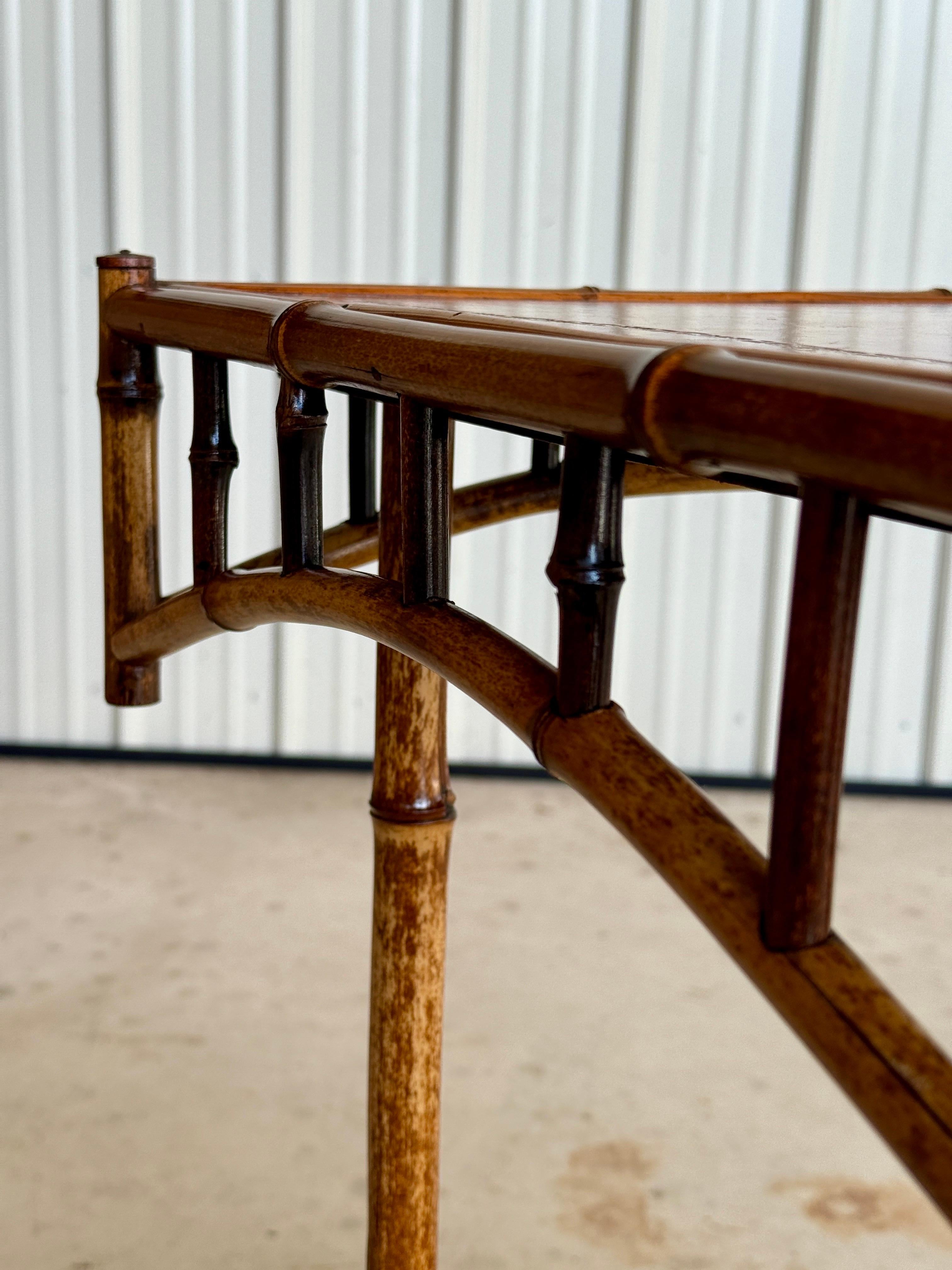 Table d'appoint anglaise en bambou et cuir du début du 20e siècle en vente 5