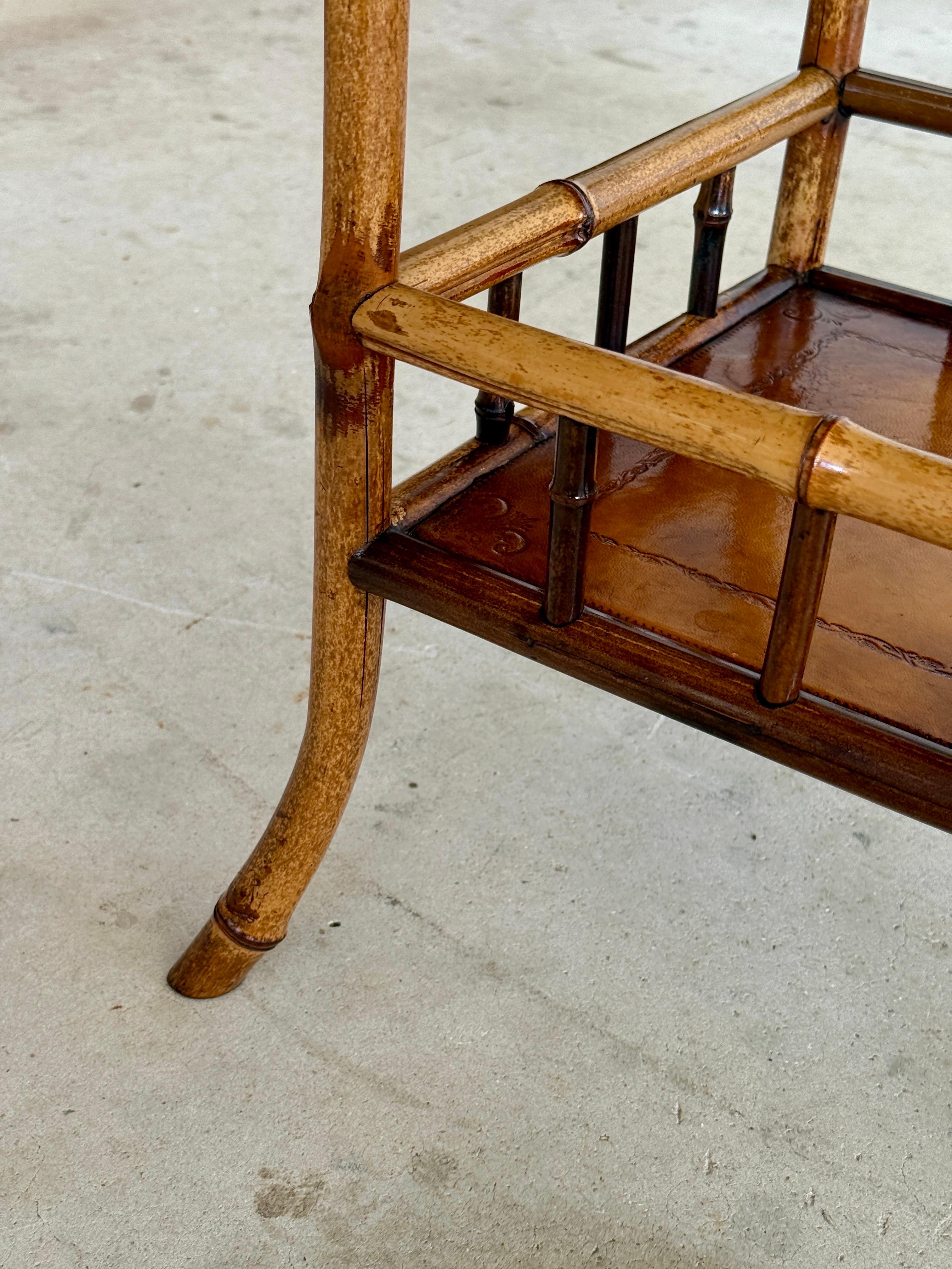 Table d'appoint anglaise en bambou et cuir du début du 20e siècle en vente 6
