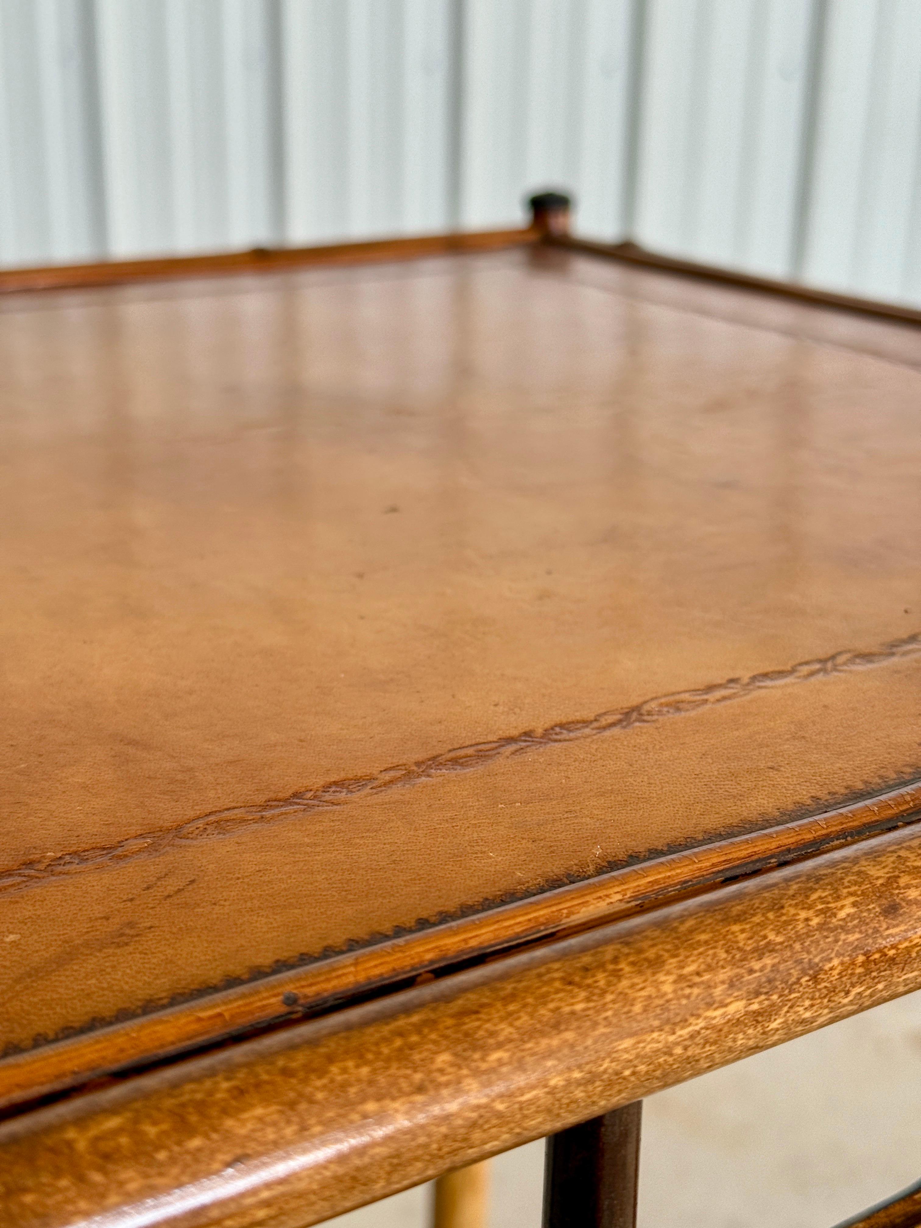 Table d'appoint anglaise en bambou et cuir du début du 20e siècle en vente 7
