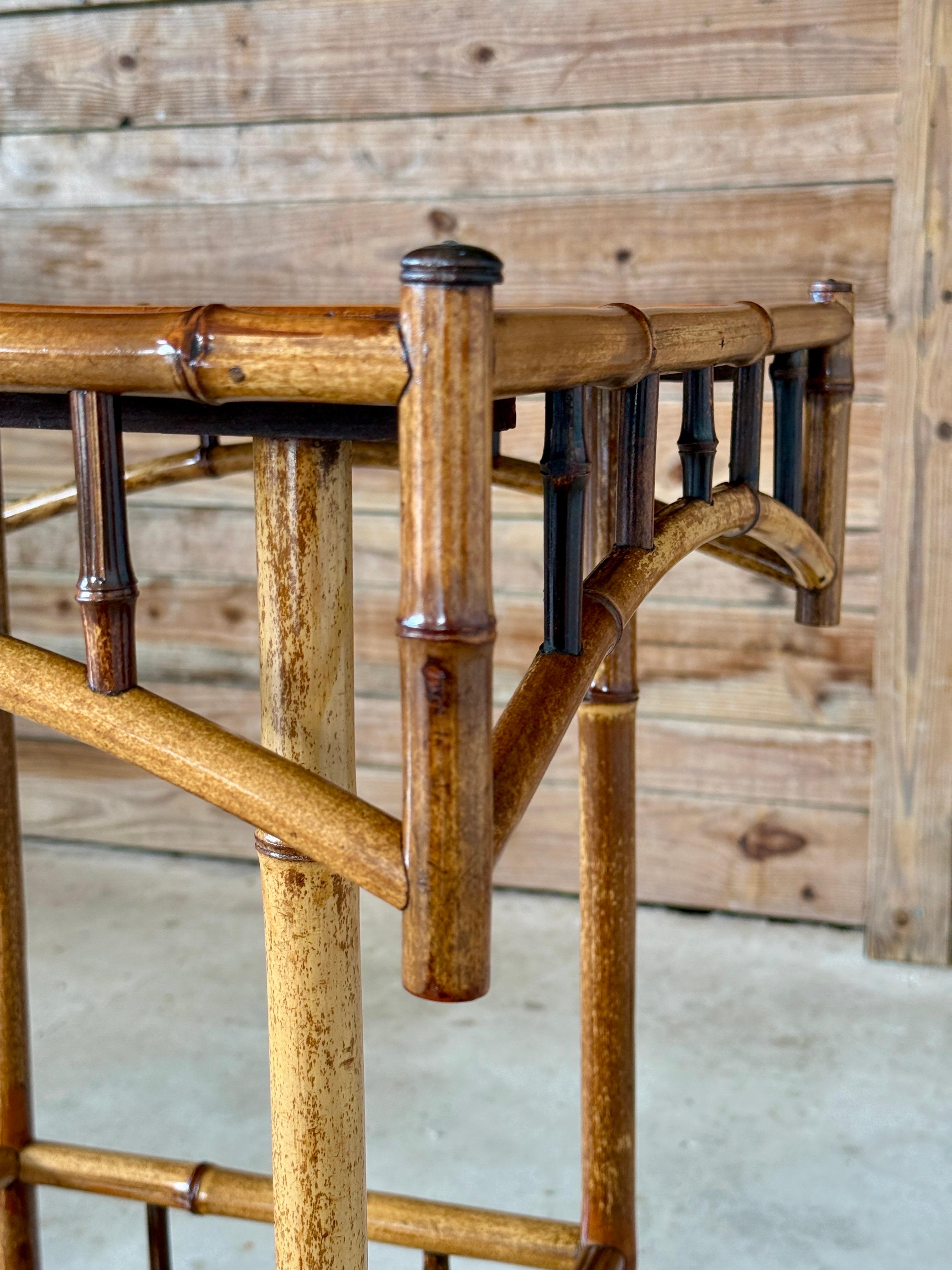 Table d'appoint anglaise en bambou et cuir du début du 20e siècle en vente 8